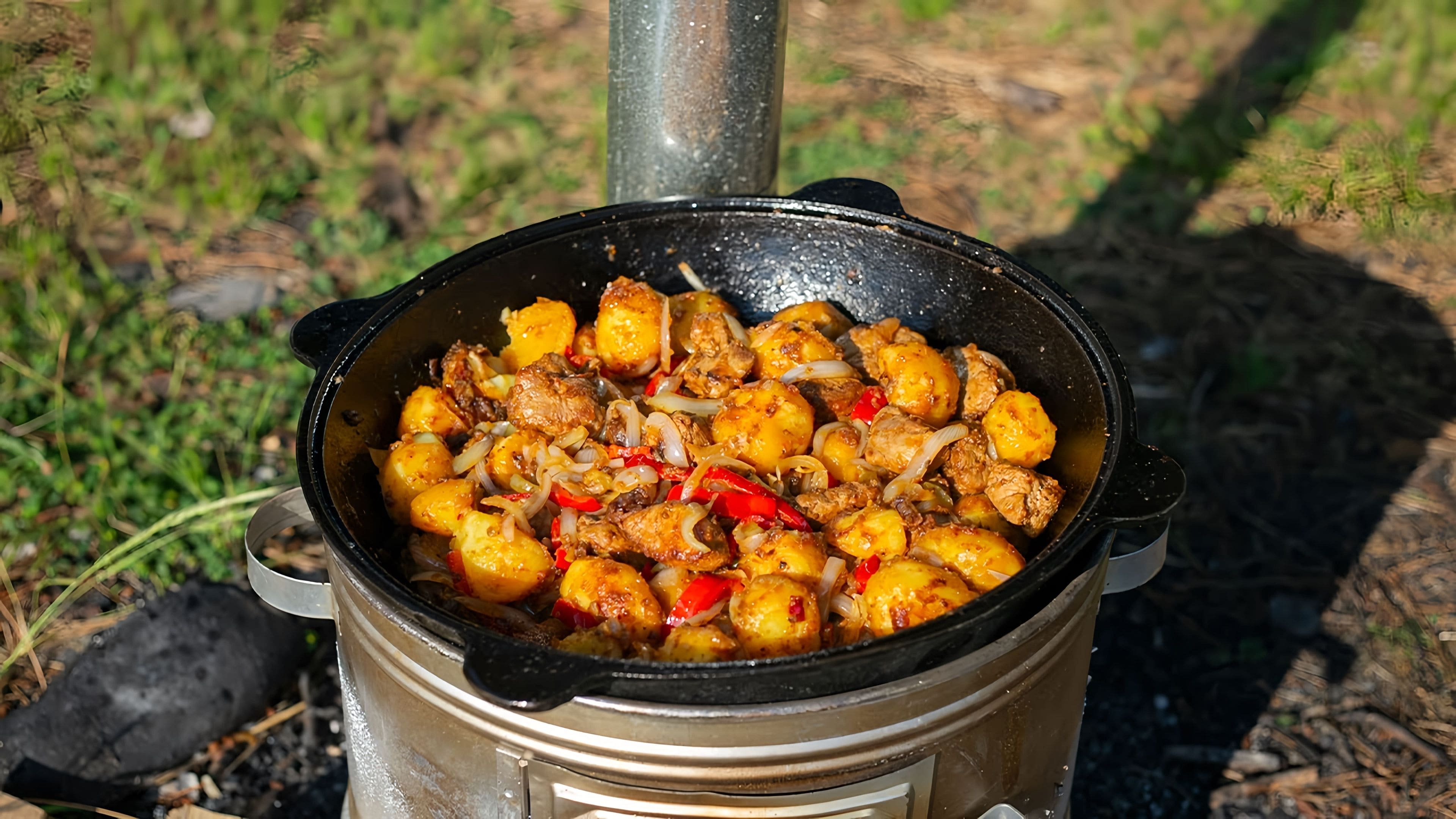 Мясо с картошкой в казане рецепт. Оджахури в казане на костре. Жаркое в казане на костре. Картошка с мясом в казане на костре. Жареная картошка в казане на костре.