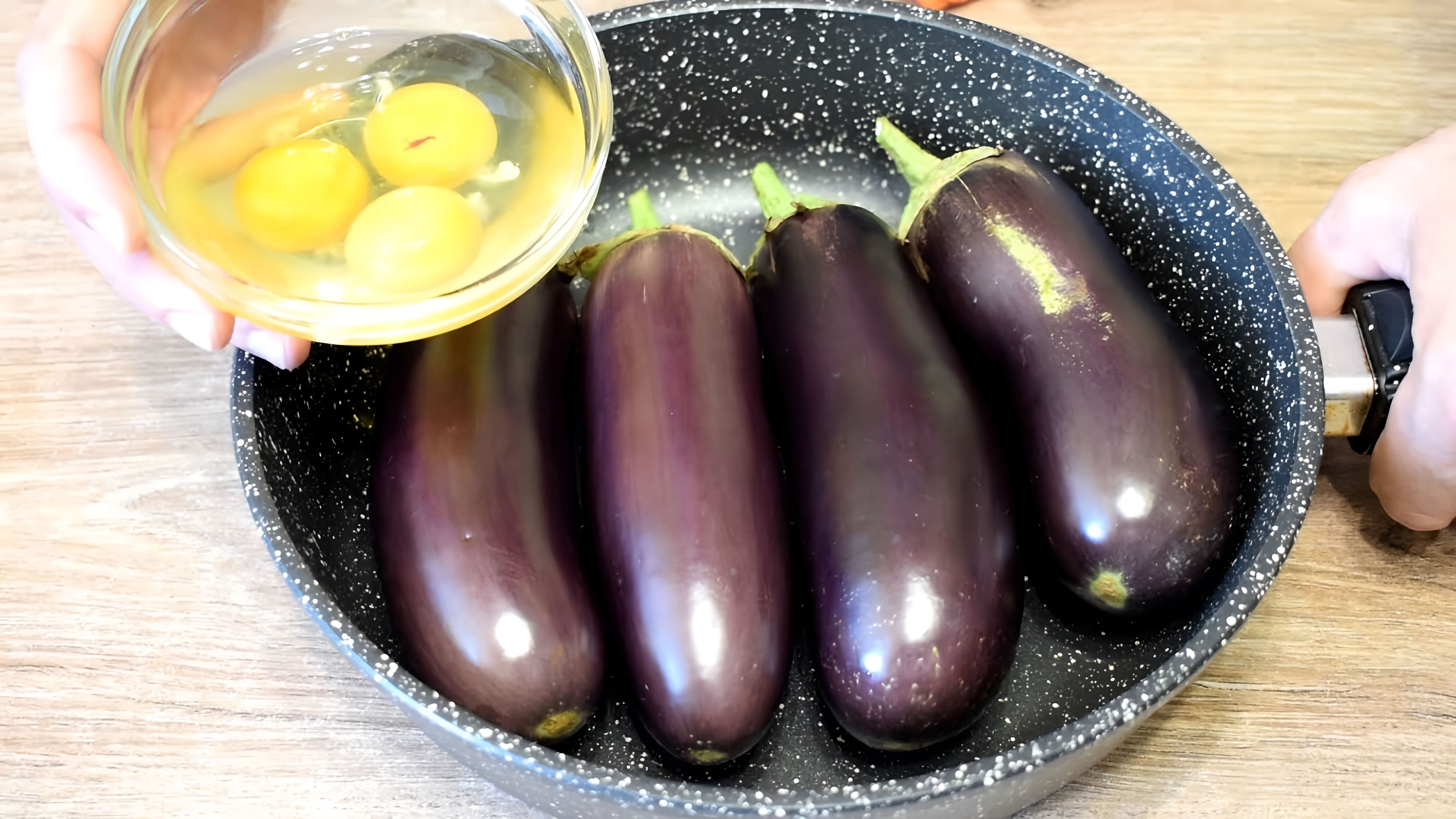 Баклажаны жареные с луком и яйцом. Суточные синенькие. Баклажаны с луком жареные на сковороде. Баклажаны жареные в крахмале. Баклажаны в яйце.