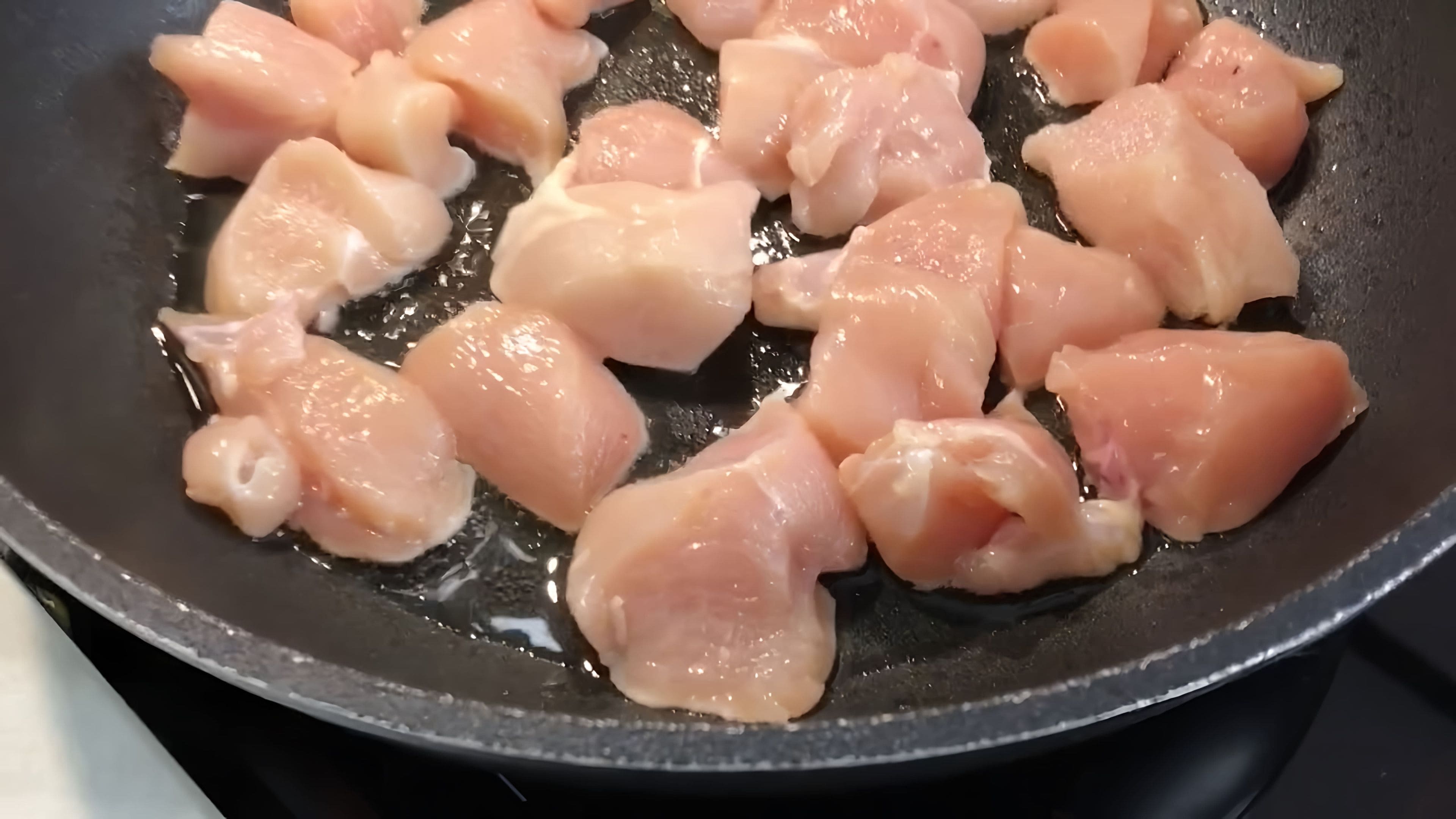 Куриное филе на сковороде. Мясо грудка куриная на сковороде. Куриная грудка на сковородке. Жареное куриное филе. Мясо грудка куриная на сковороде.