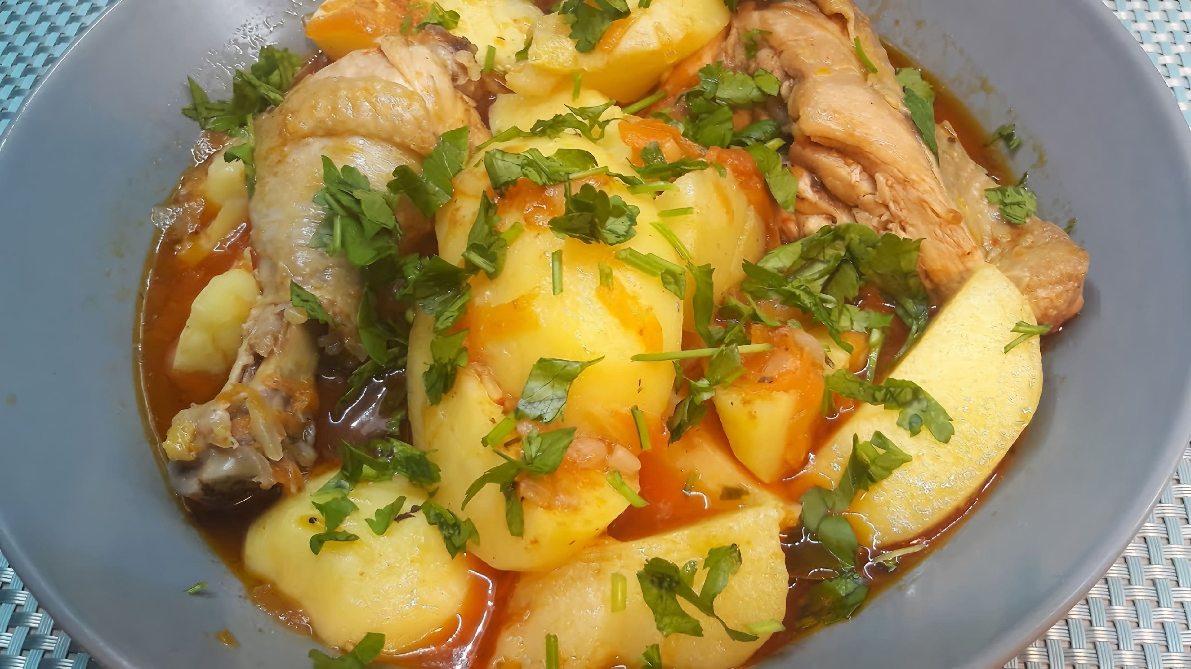 Как потушить курицу с картошкой на сковороде. Курица с картошкой на сковороде. Тушёная картошка с курицей в кастрюле. Тушеная картошка с куриным мясом. Томленая картошка с курицей.