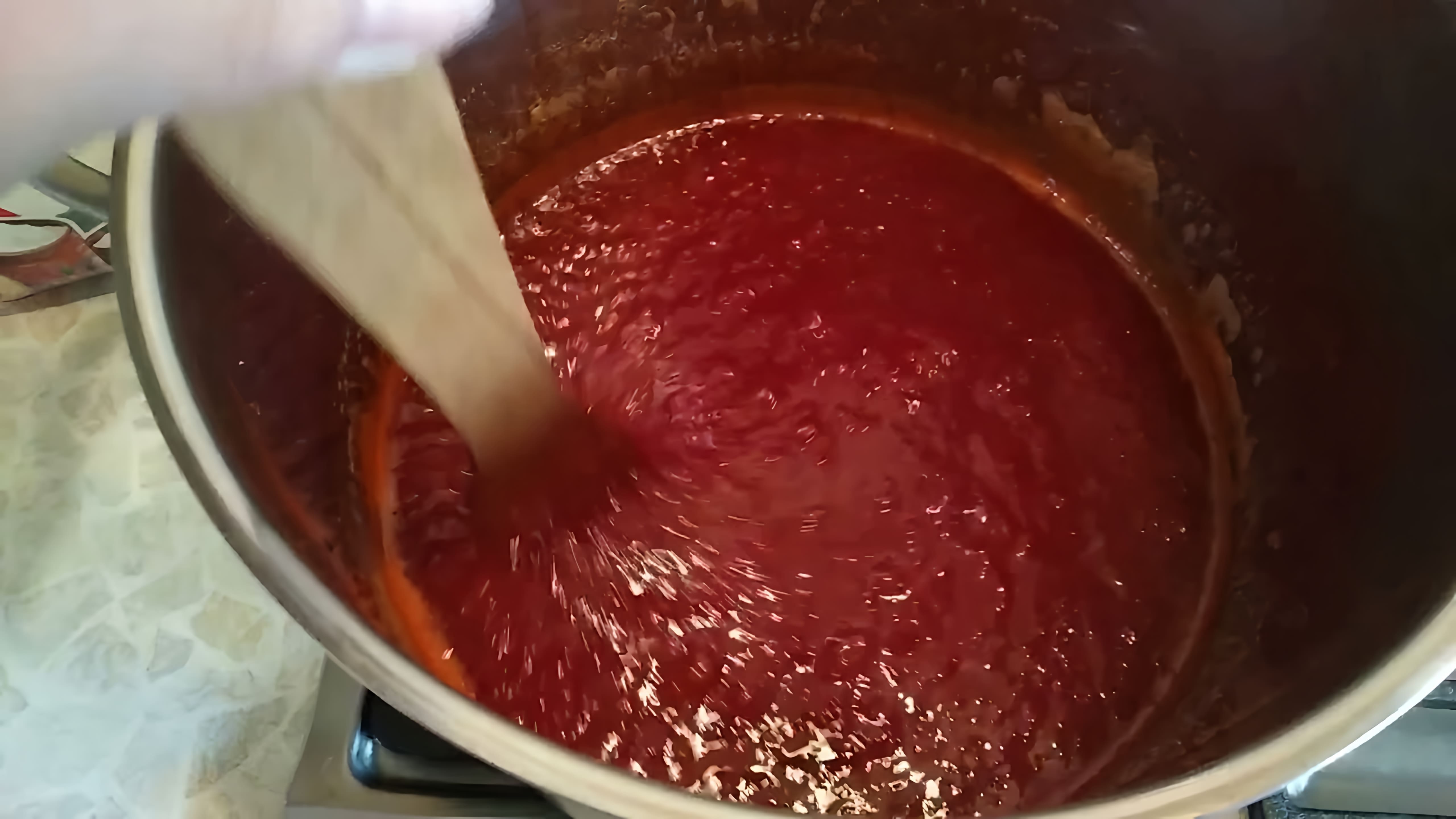 В этом видео демонстрируется процесс приготовления варенья из острого перца