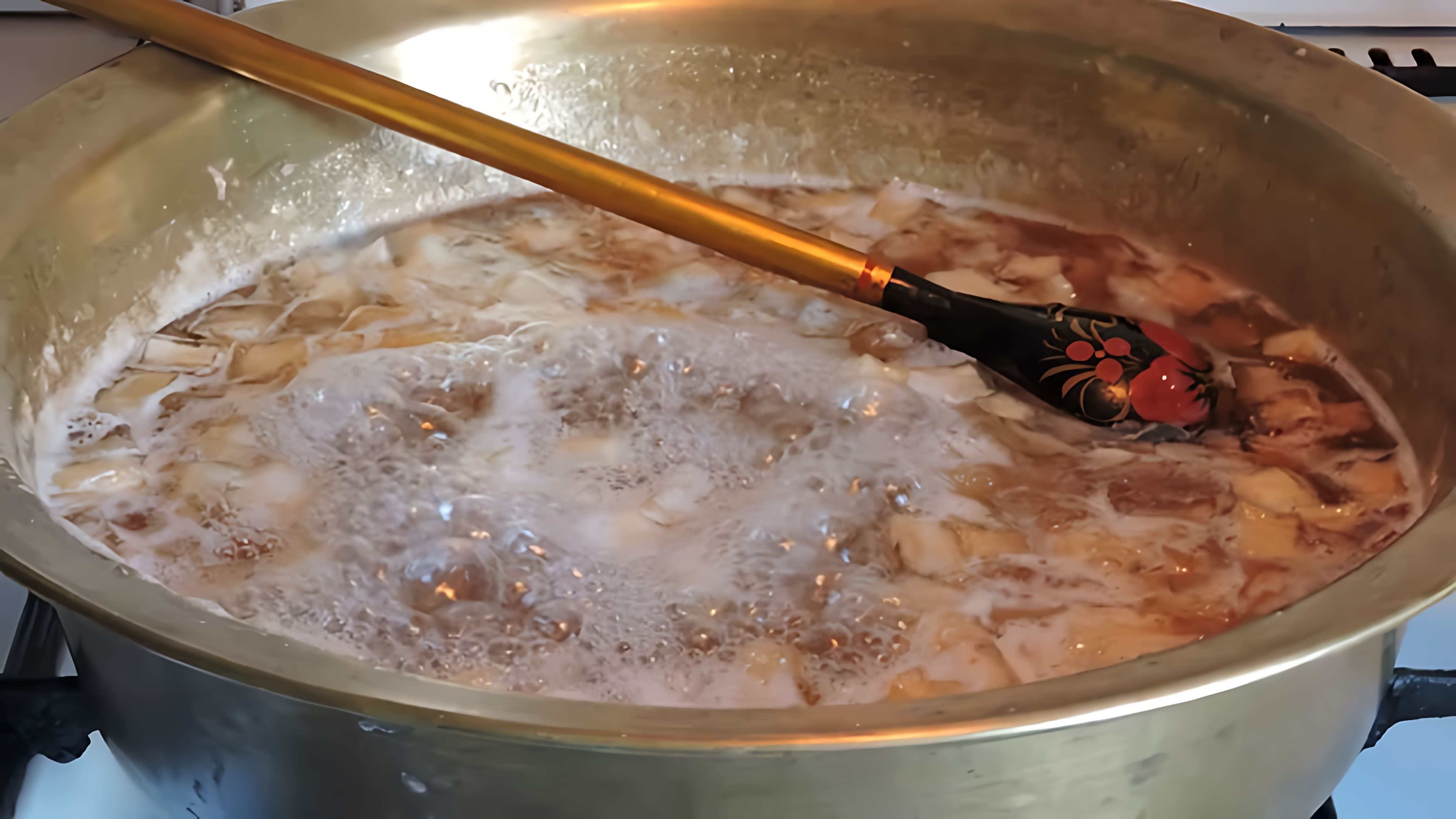 В этом видео демонстрируется процесс приготовления варенья из дыни