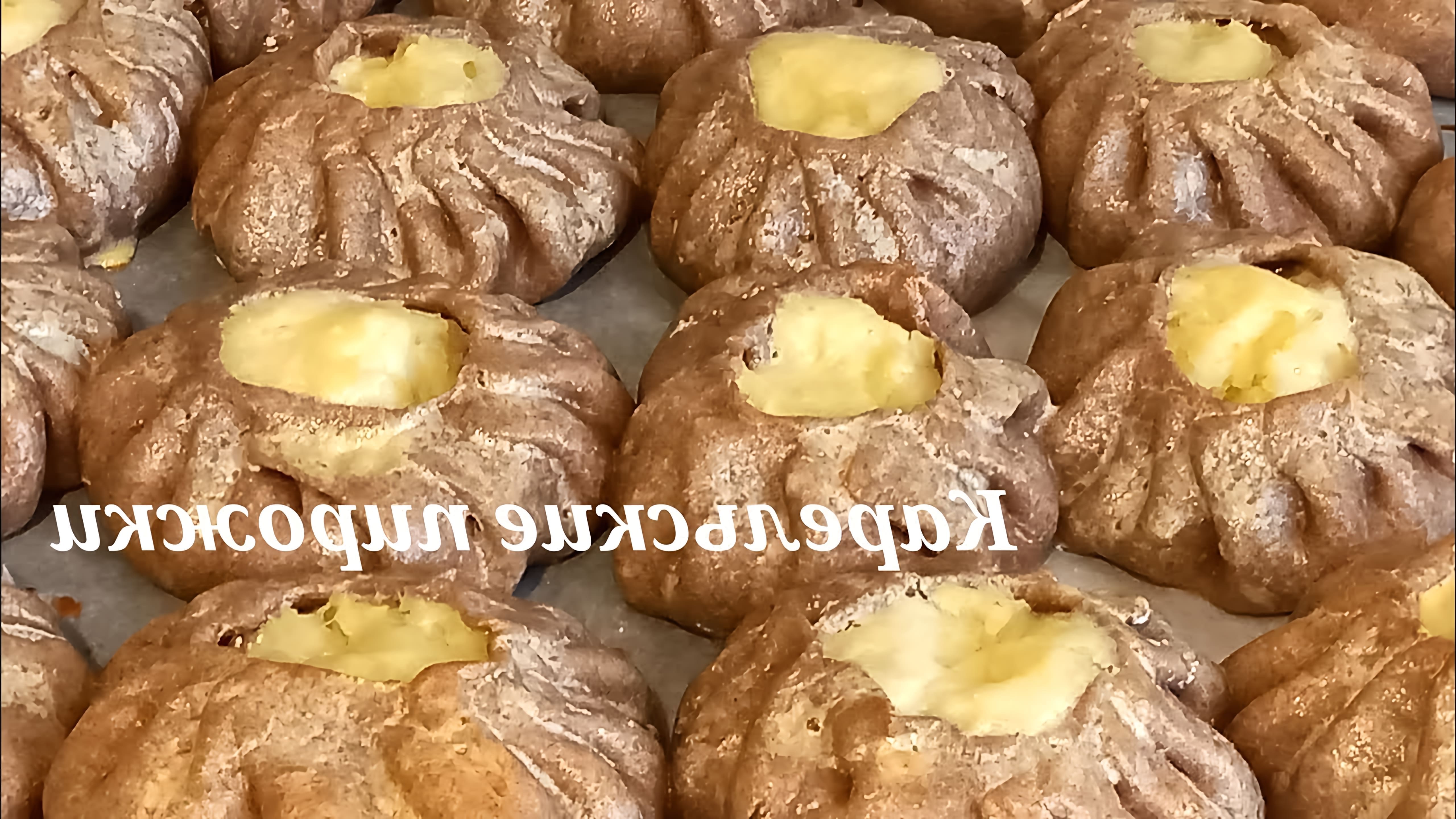 В этом видео демонстрируется процесс приготовления карельских ржаных пирожков с картофельной начинкой