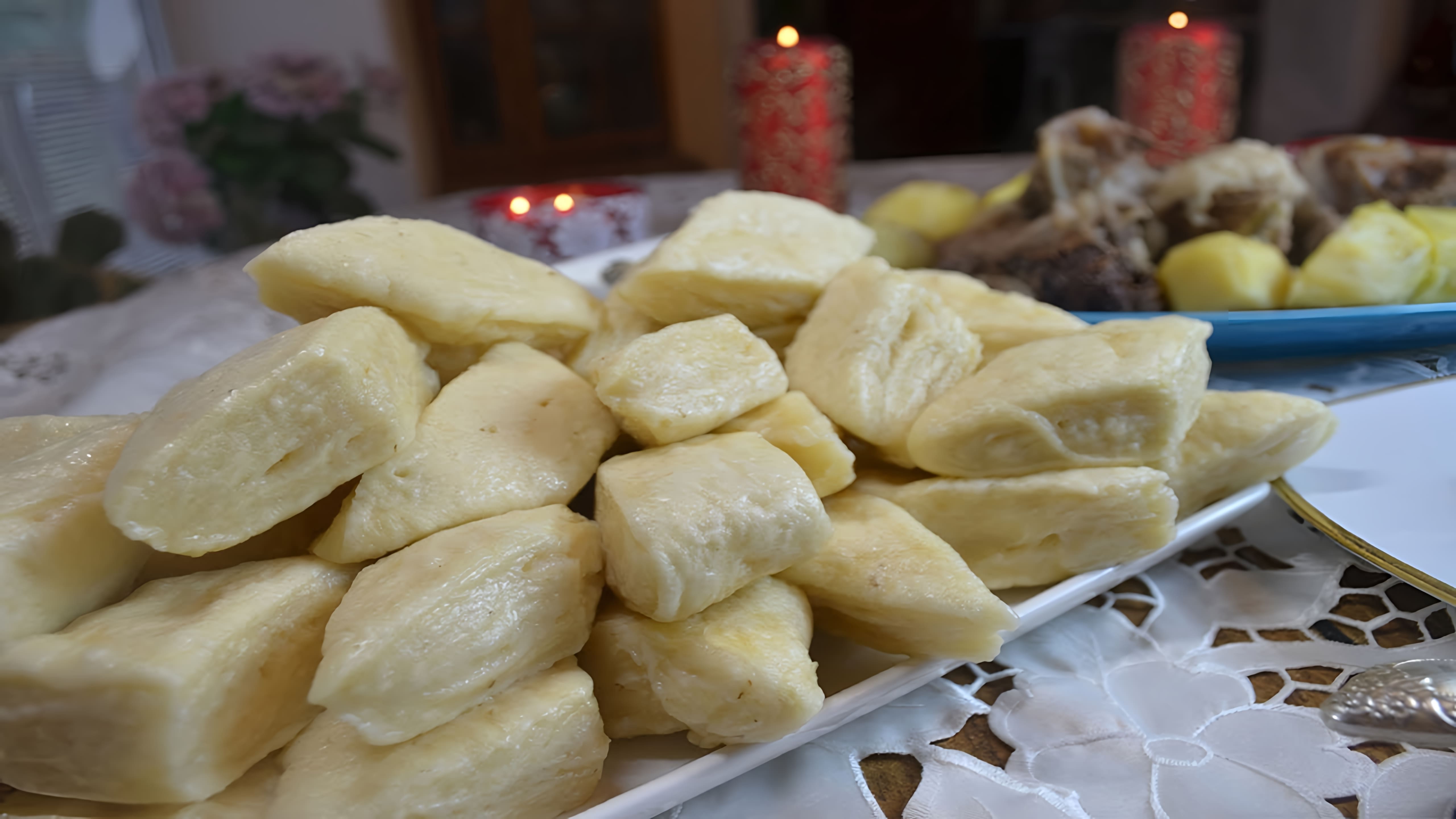 В этом видео демонстрируется процесс приготовления аварского хинкала, традиционного блюда дагестанской кухни