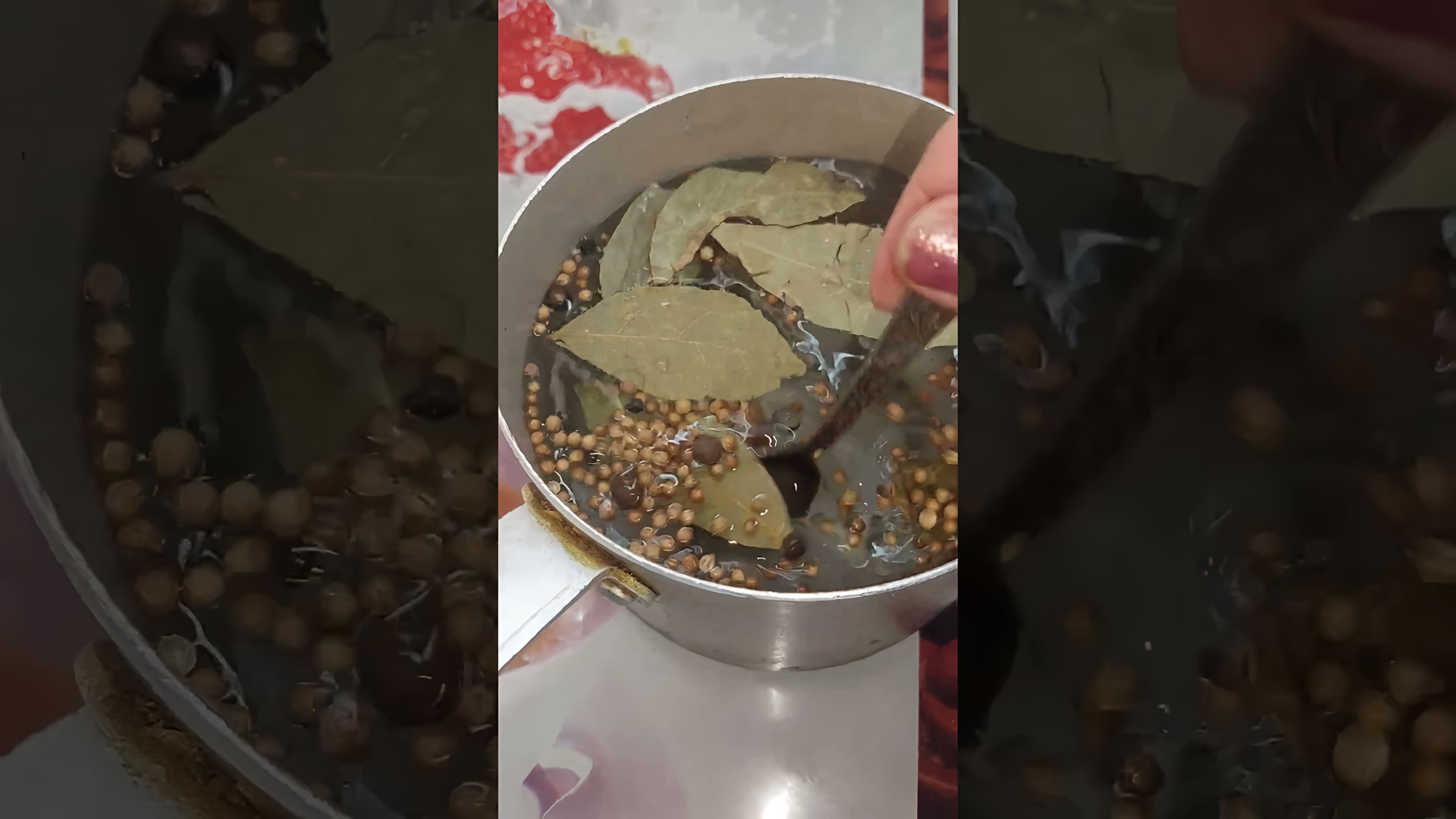 В этом видео демонстрируется процесс приготовления мойвы пряного посола