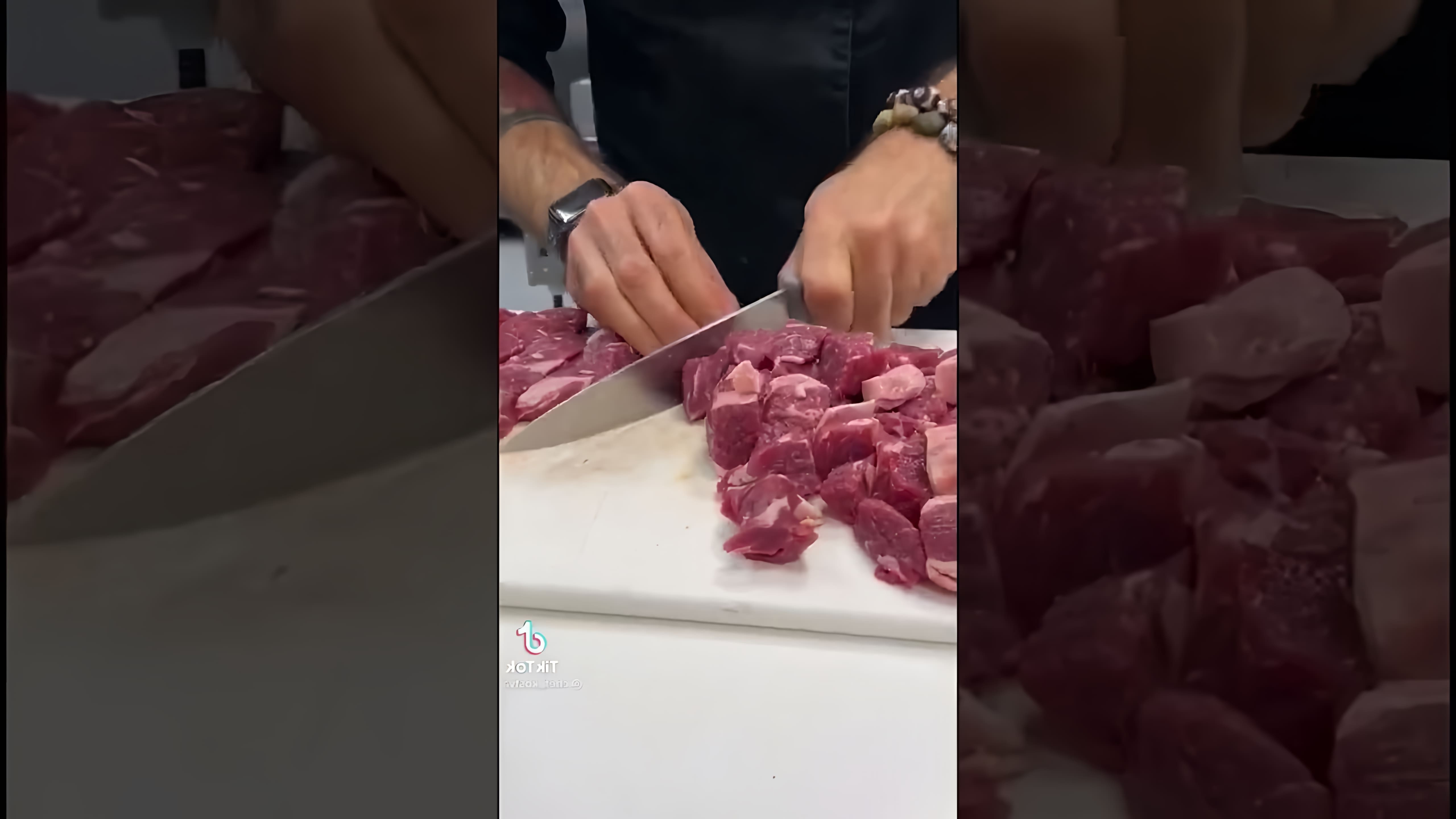 В этом видео демонстрируется процесс приготовления гуляша из говядины