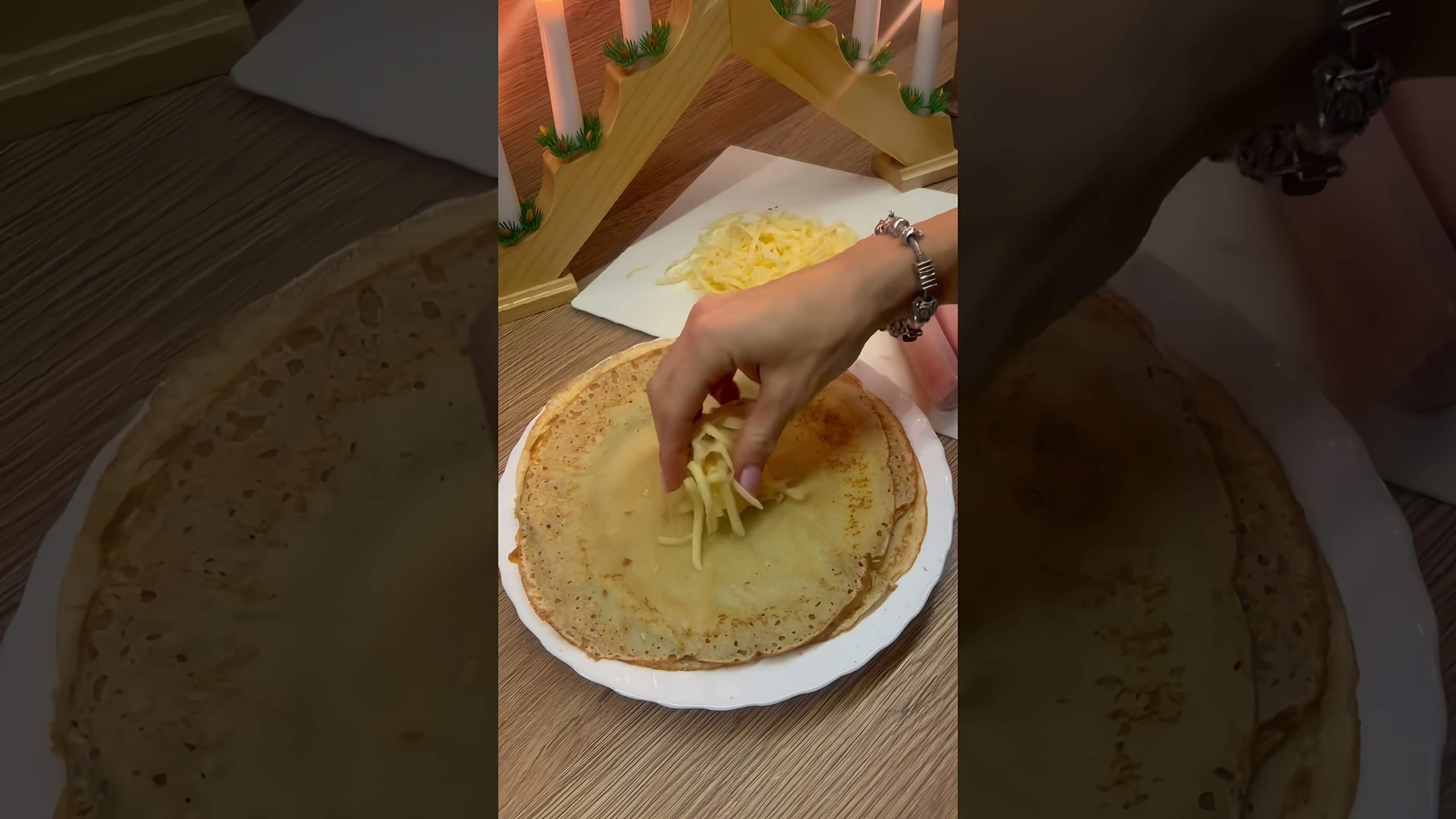 В этом видео демонстрируется процесс приготовления вкусных сосисок в блинчике