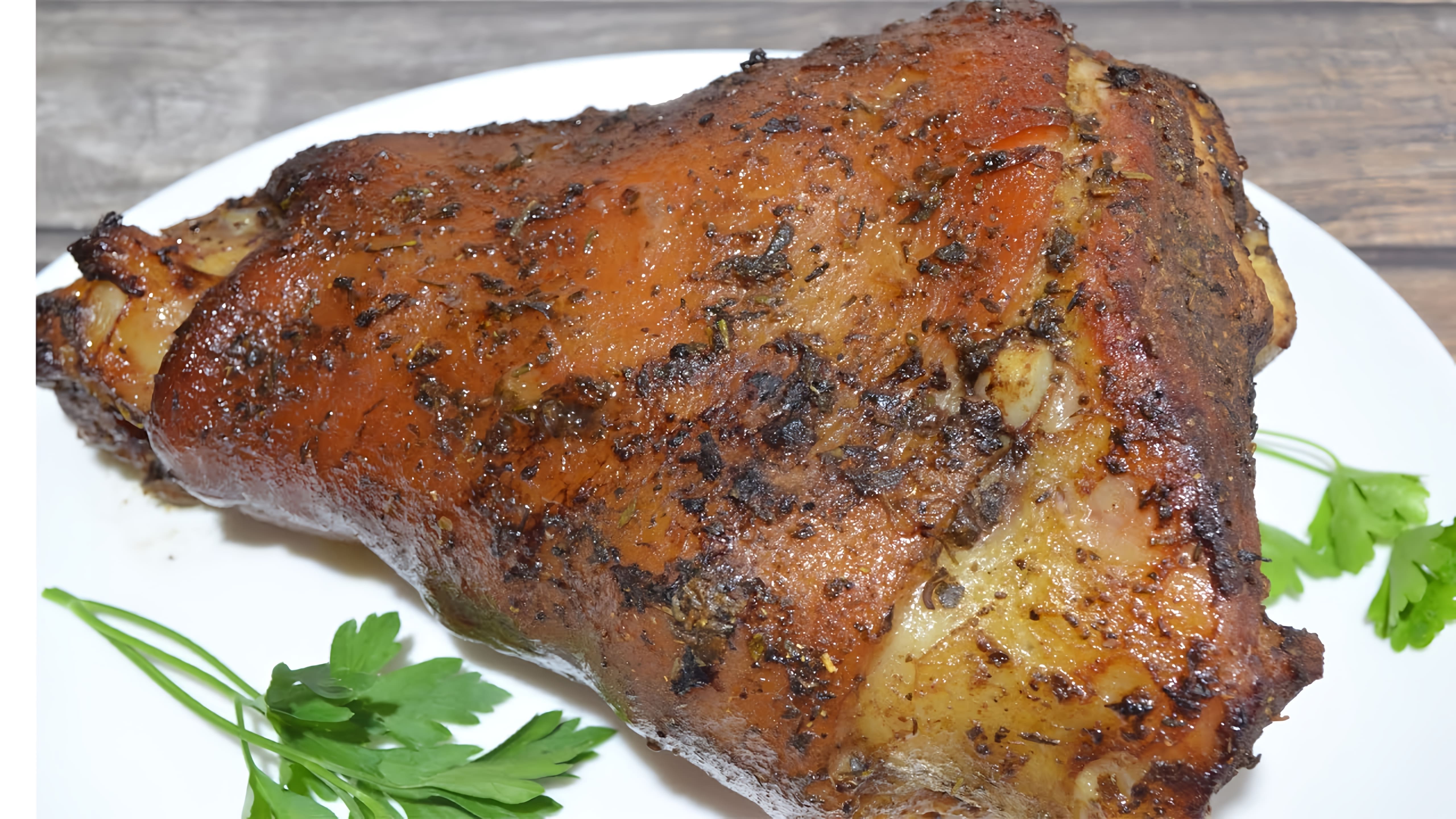 В этом видео-ролике вы увидите, как приготовить вкусную свиную рульку в духовке без использования колбасы
