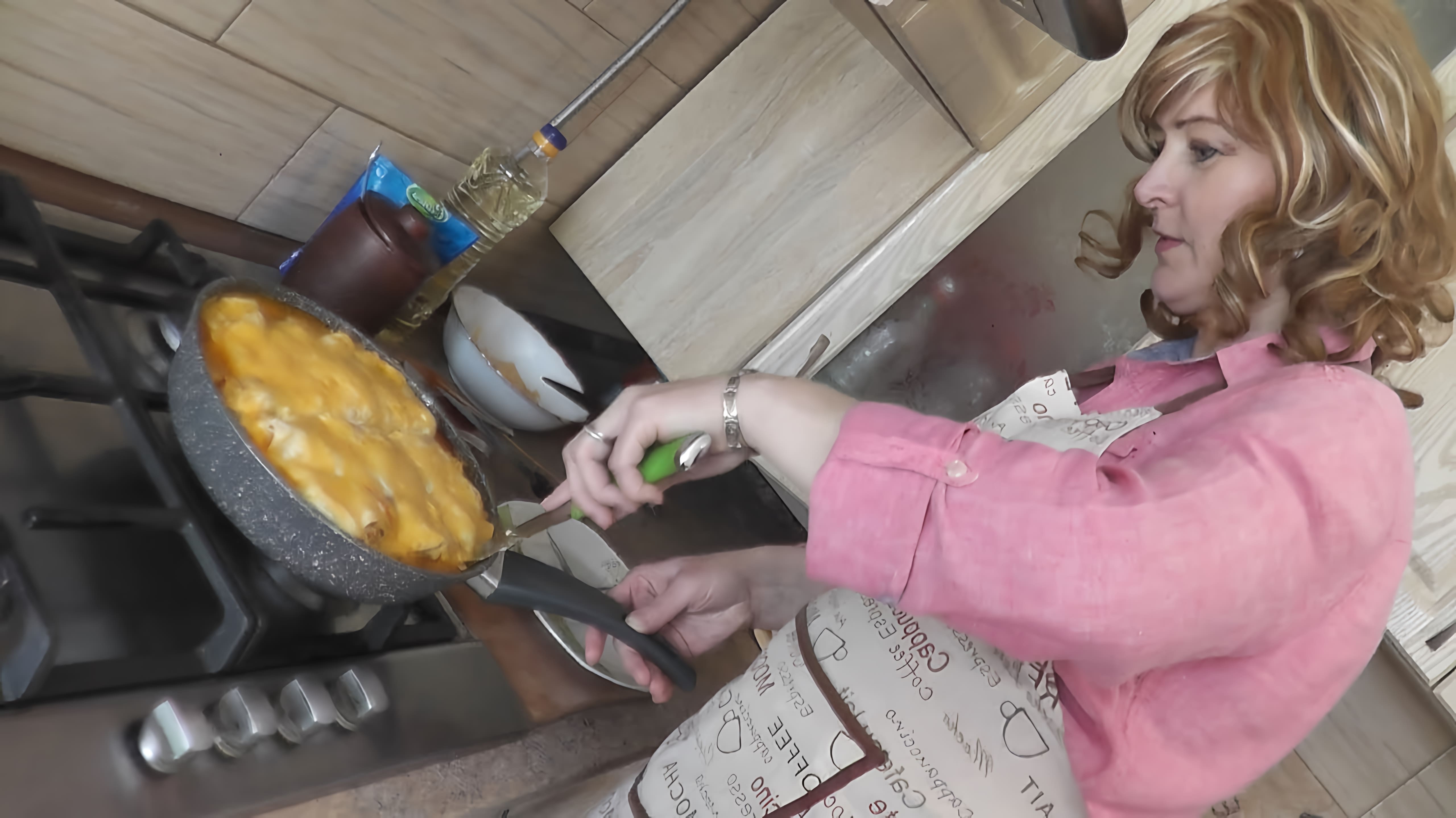 Видео-ролик под названием "Лазанья в сковороде" демонстрирует процесс приготовления блюда, которое называется "Лазанья"