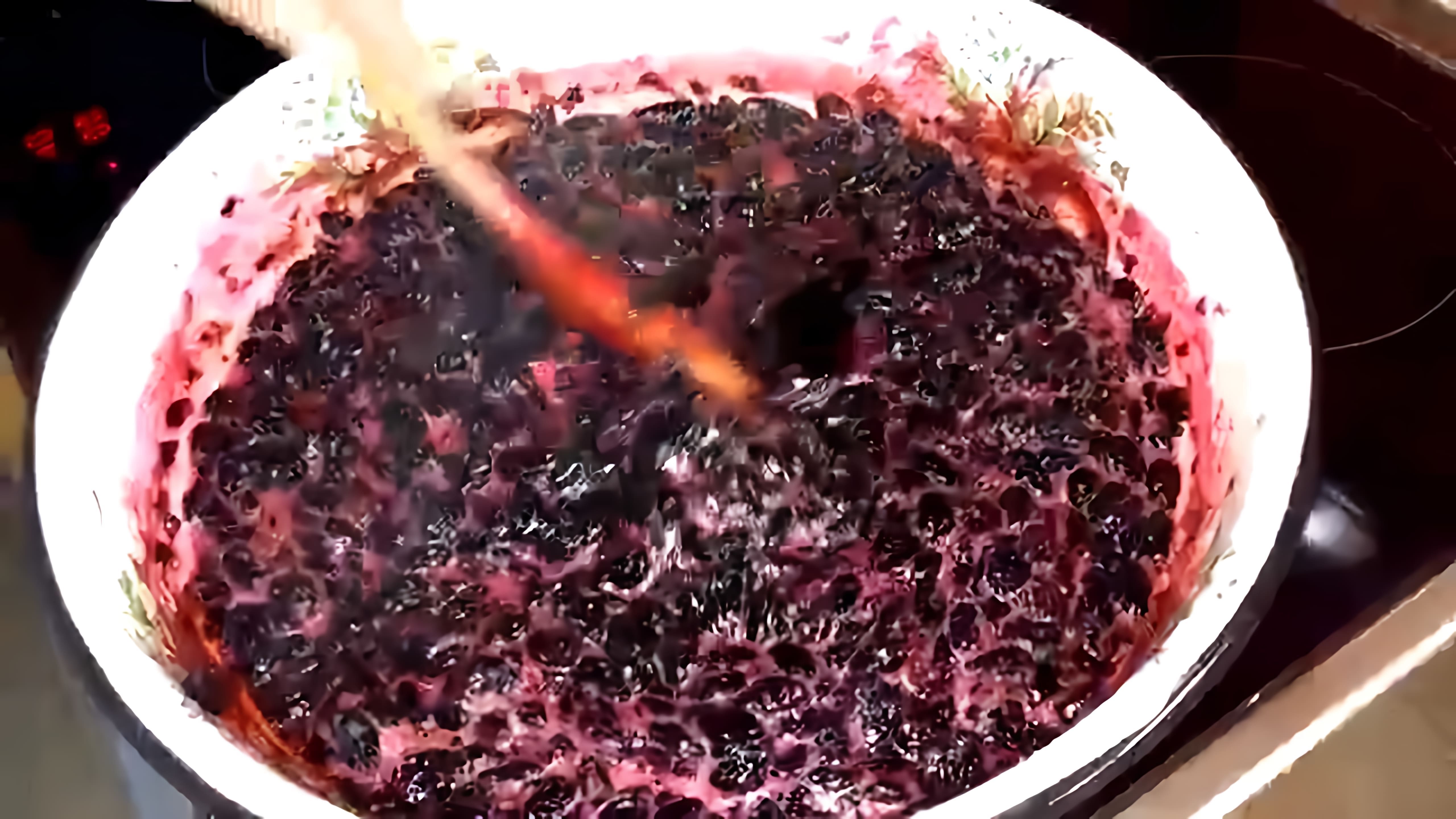 В этом видео Лена показывает, как приготовить варенье из жимолости