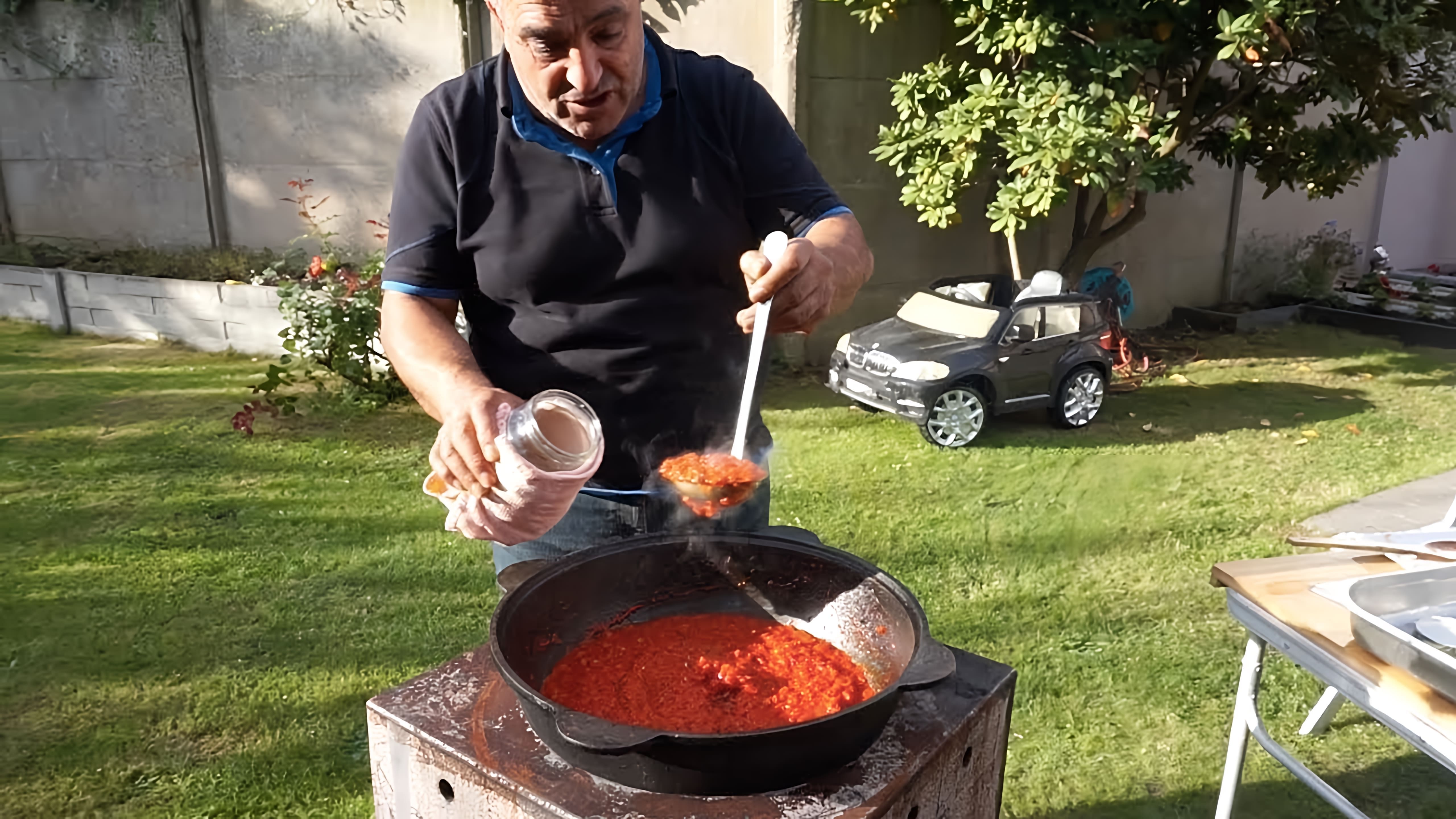 В этом видео-ролике Жорж, известный кулинар, делится своим рецептом приготовления вкусной аджики