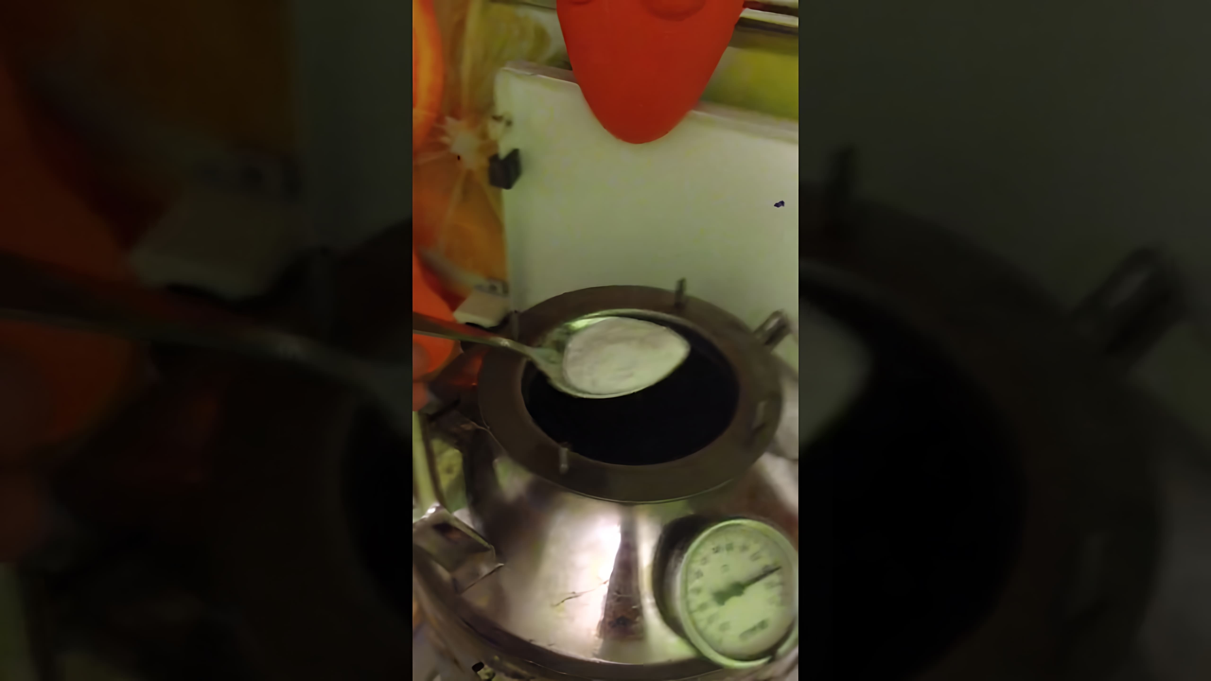 В данном видео демонстрируется рецепт приготовления самогона, который позволяет избавиться от неприятного запаха