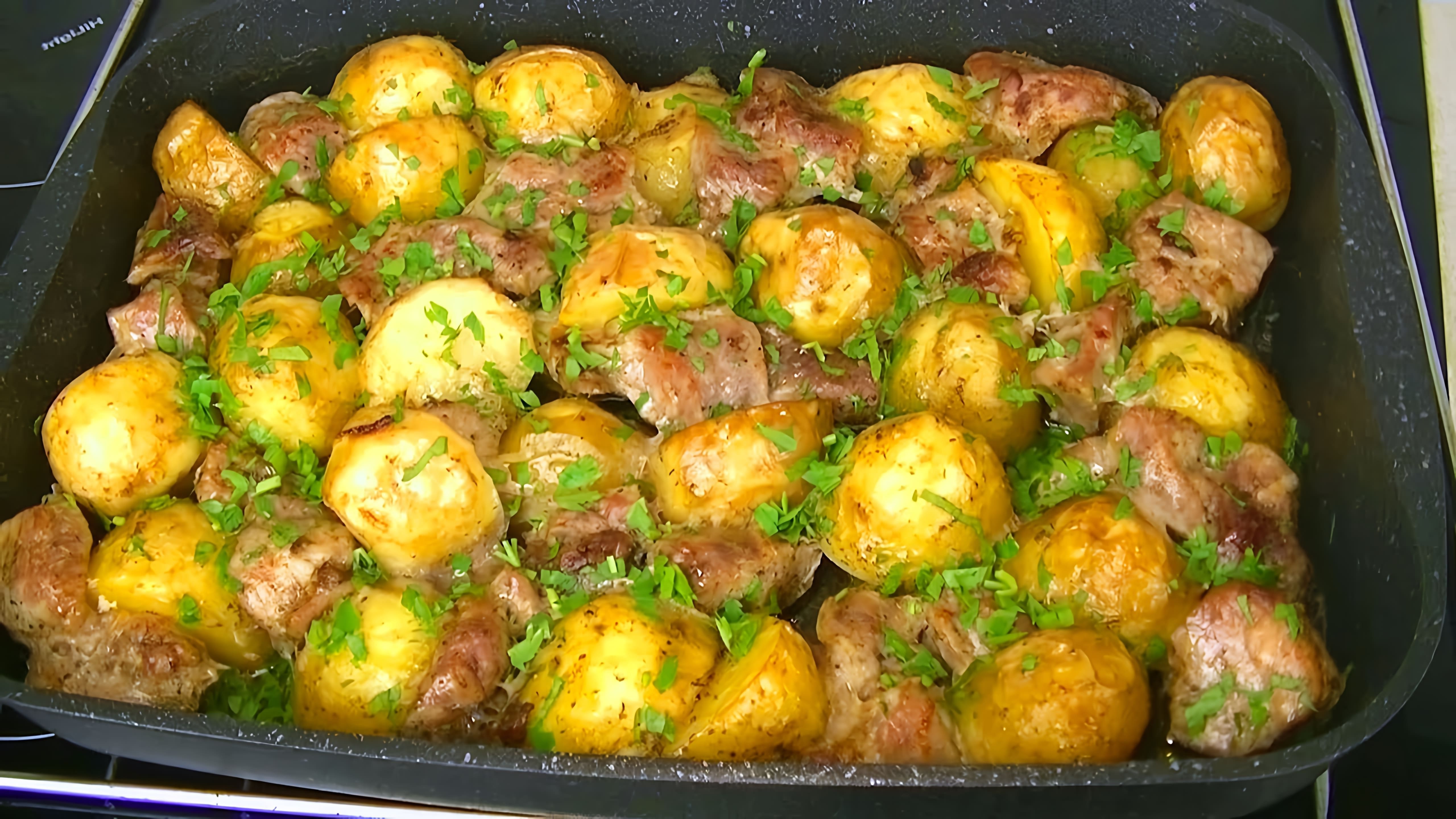 В этом видео-ролике показан простой и вкусный рецепт приготовления картофеля с мясом в духовке