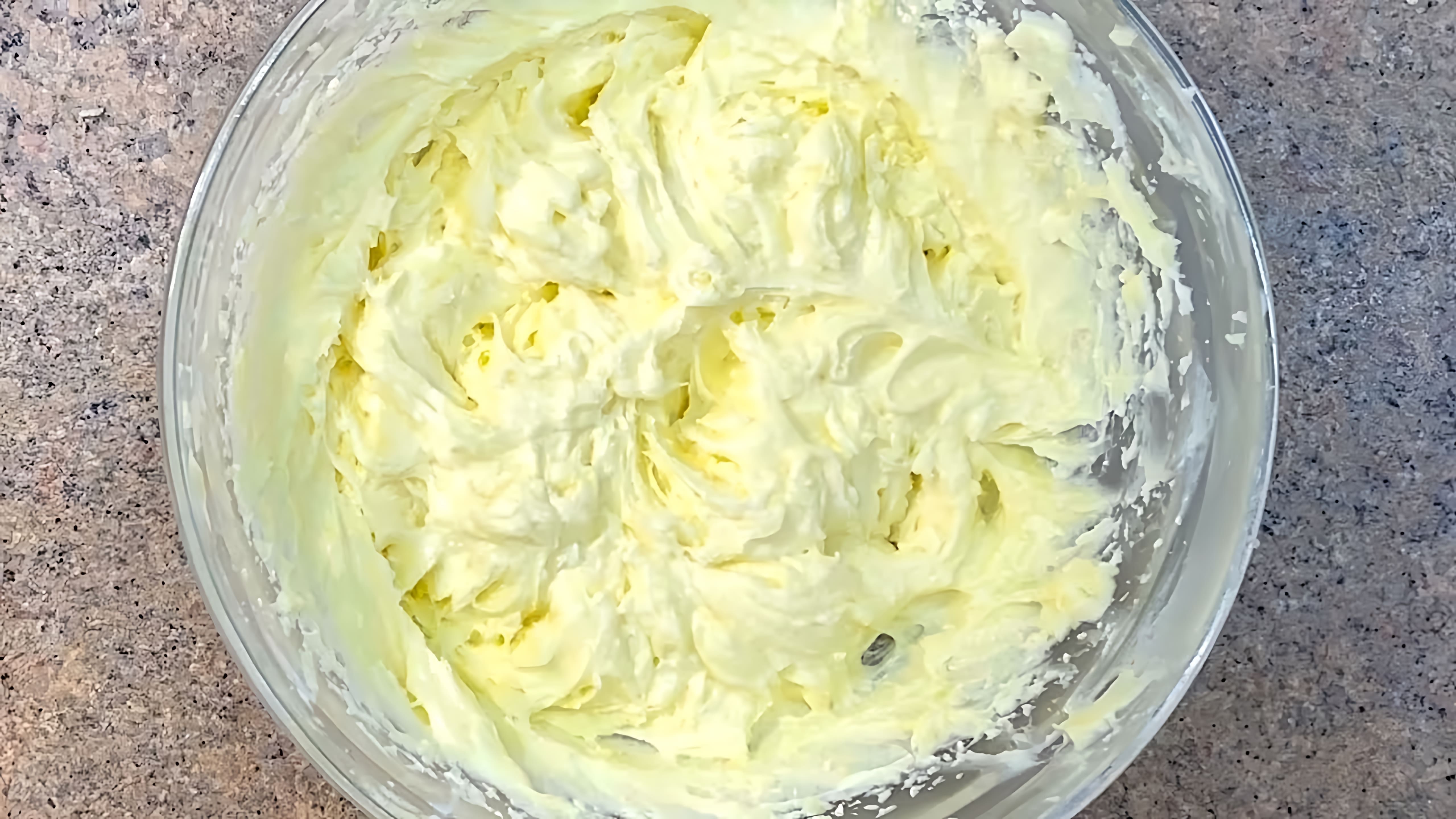 В этом видео демонстрируется рецепт заварного крема на основе сгущенки