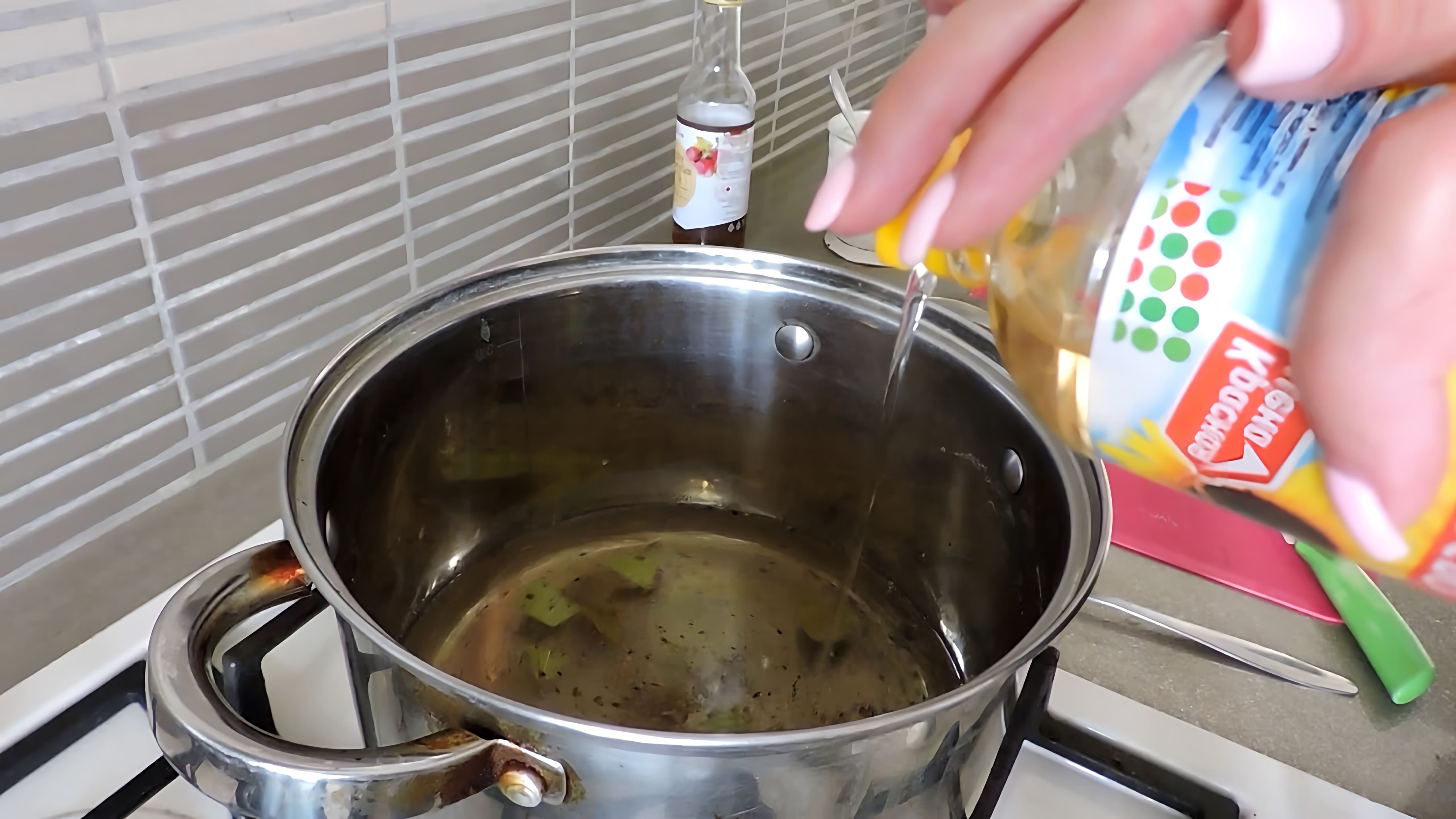 В данном видео демонстрируется процесс приготовления маринованных грибов - лисичек