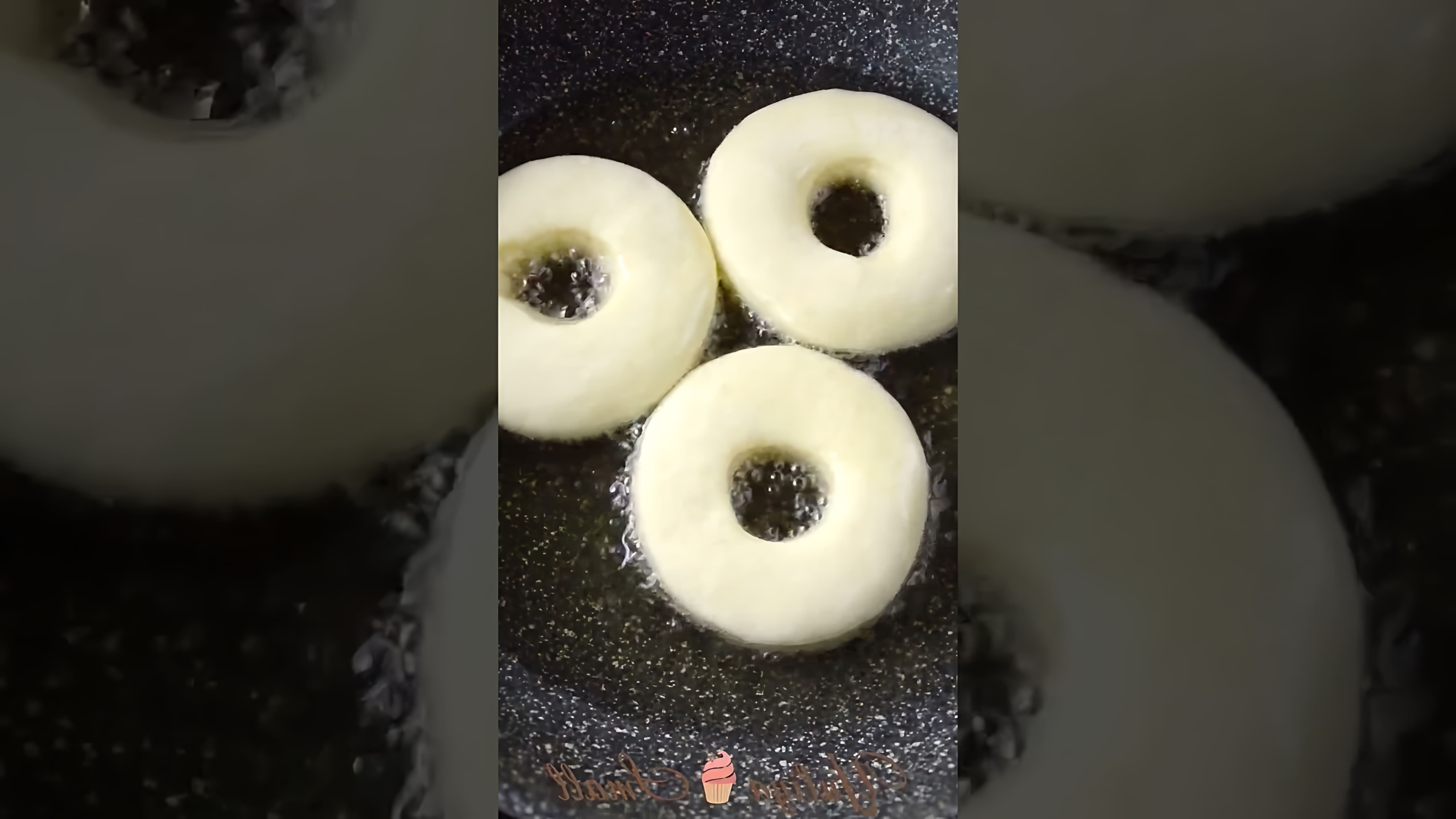 В этом видео демонстрируется процесс приготовления пуховых пончиков