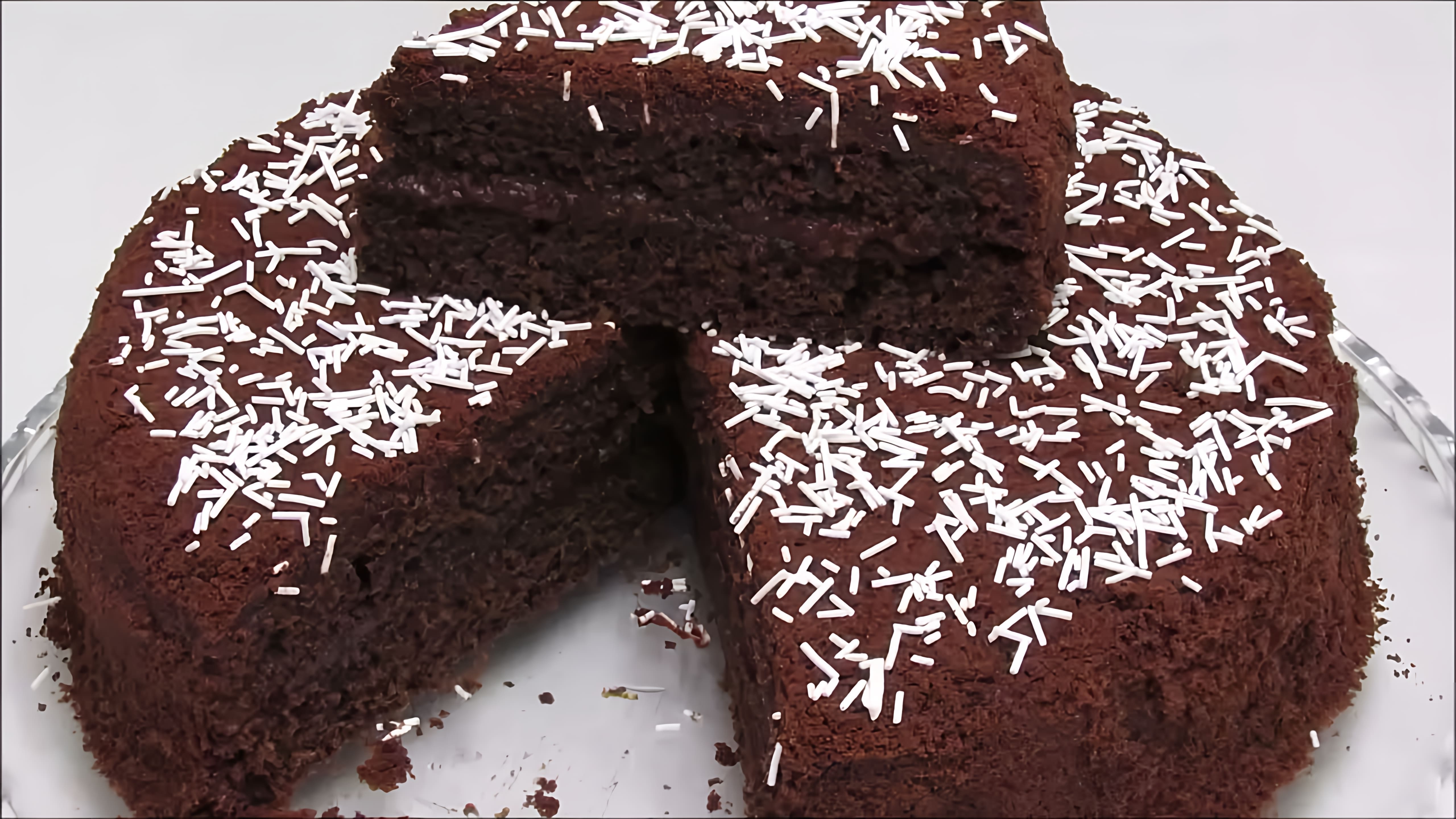 В этом видео демонстрируется простой рецепт шоколадного торта без использования миксера и других сложных приспособлений