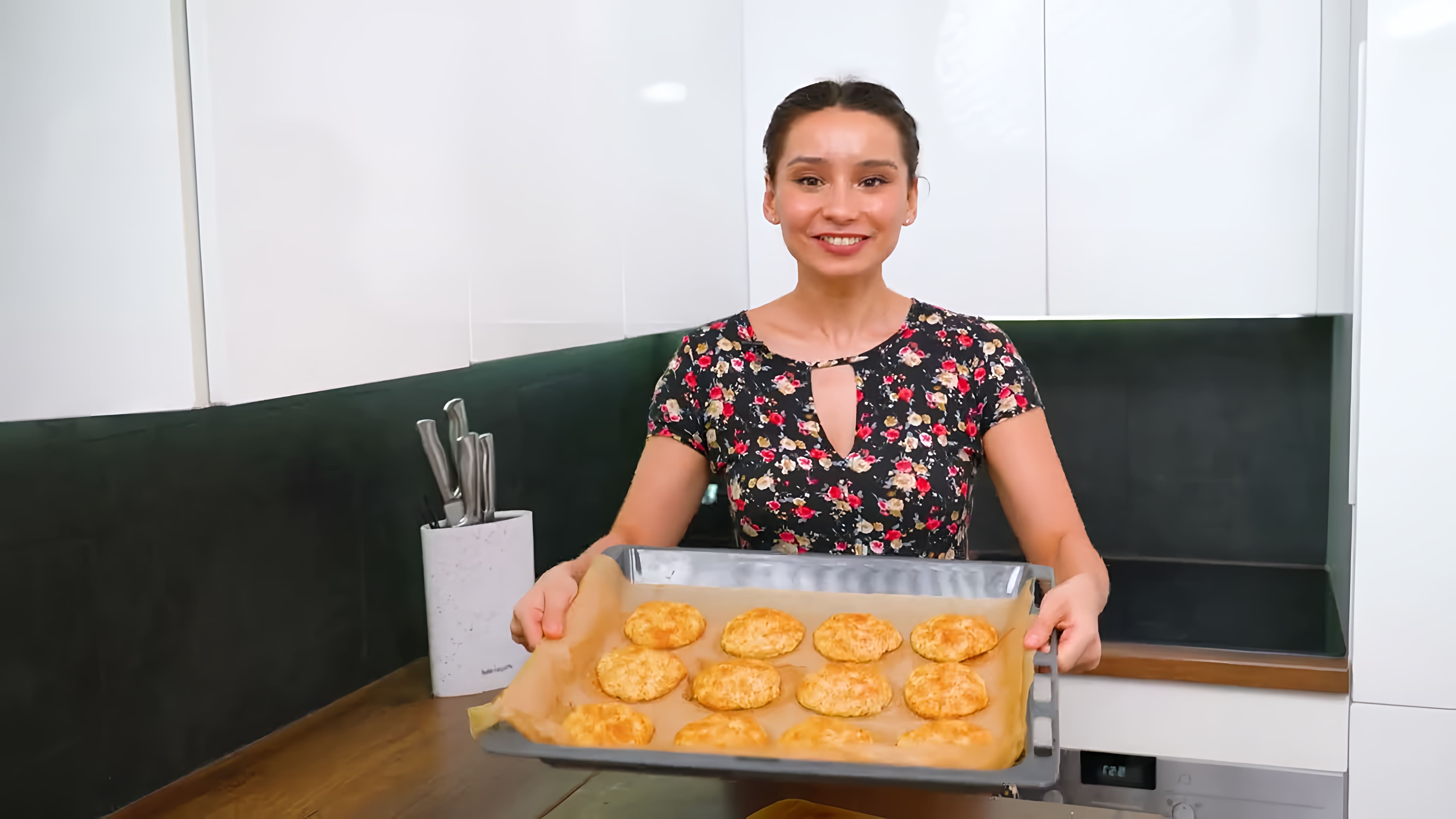 В этом видео-ролике демонстрируется процесс приготовления быстрого и вкусного яблочного печенья