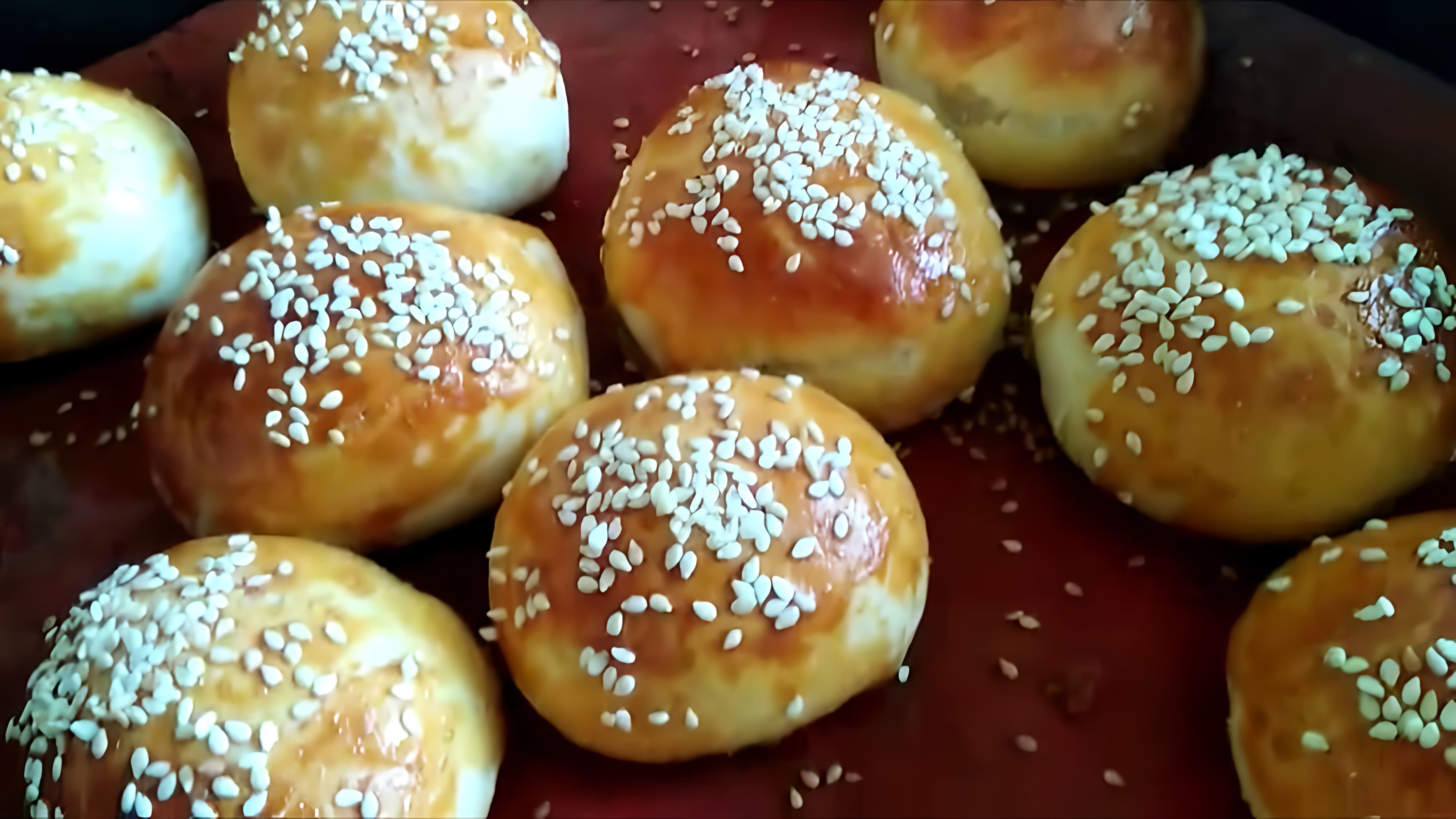 В этом видео демонстрируются два простых рецепта выпечки: булочки с кунжутом и сметанник без духовки