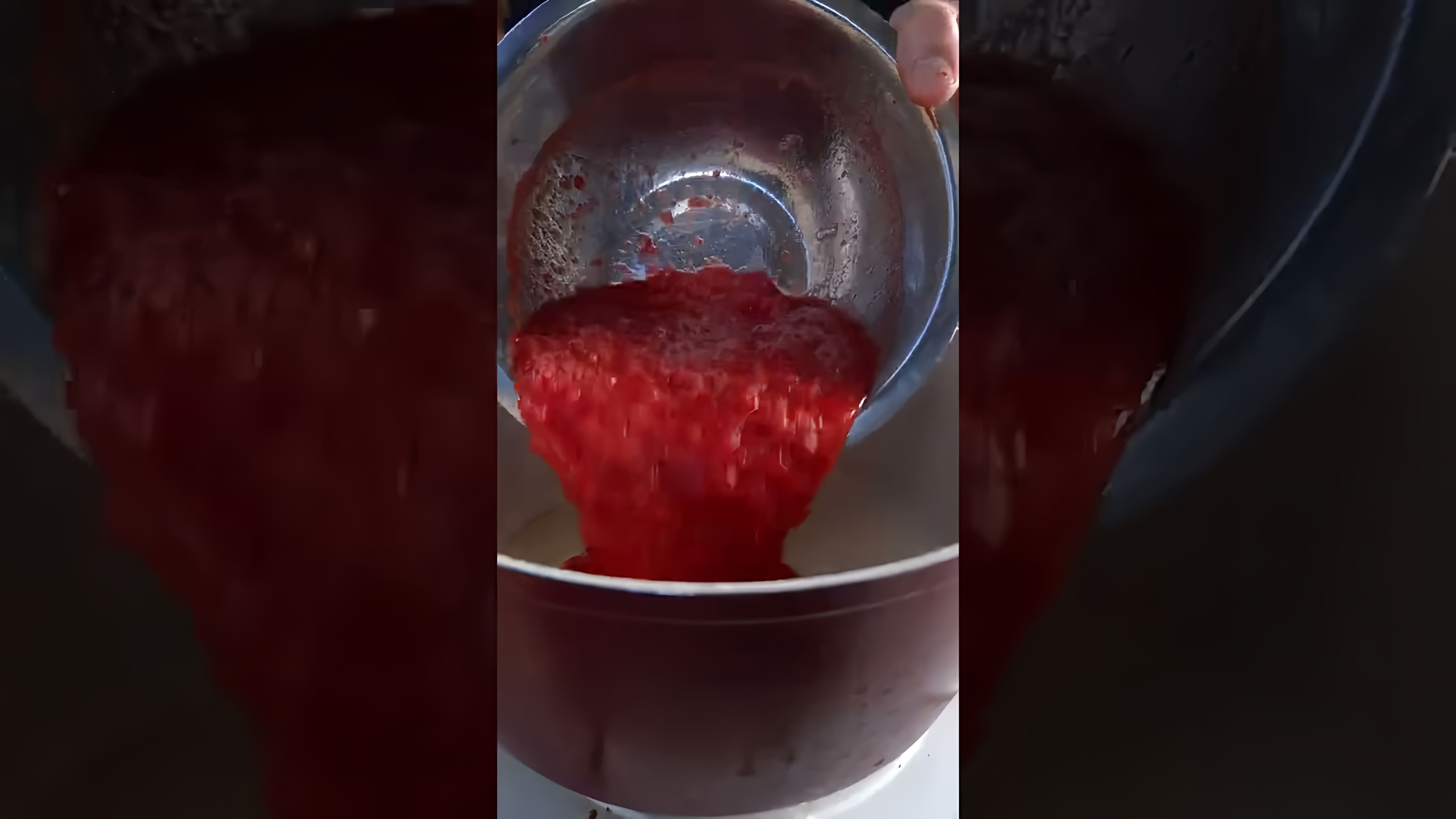 В этом видео демонстрируется процесс приготовления вкуснейшей грибной икры на зиму