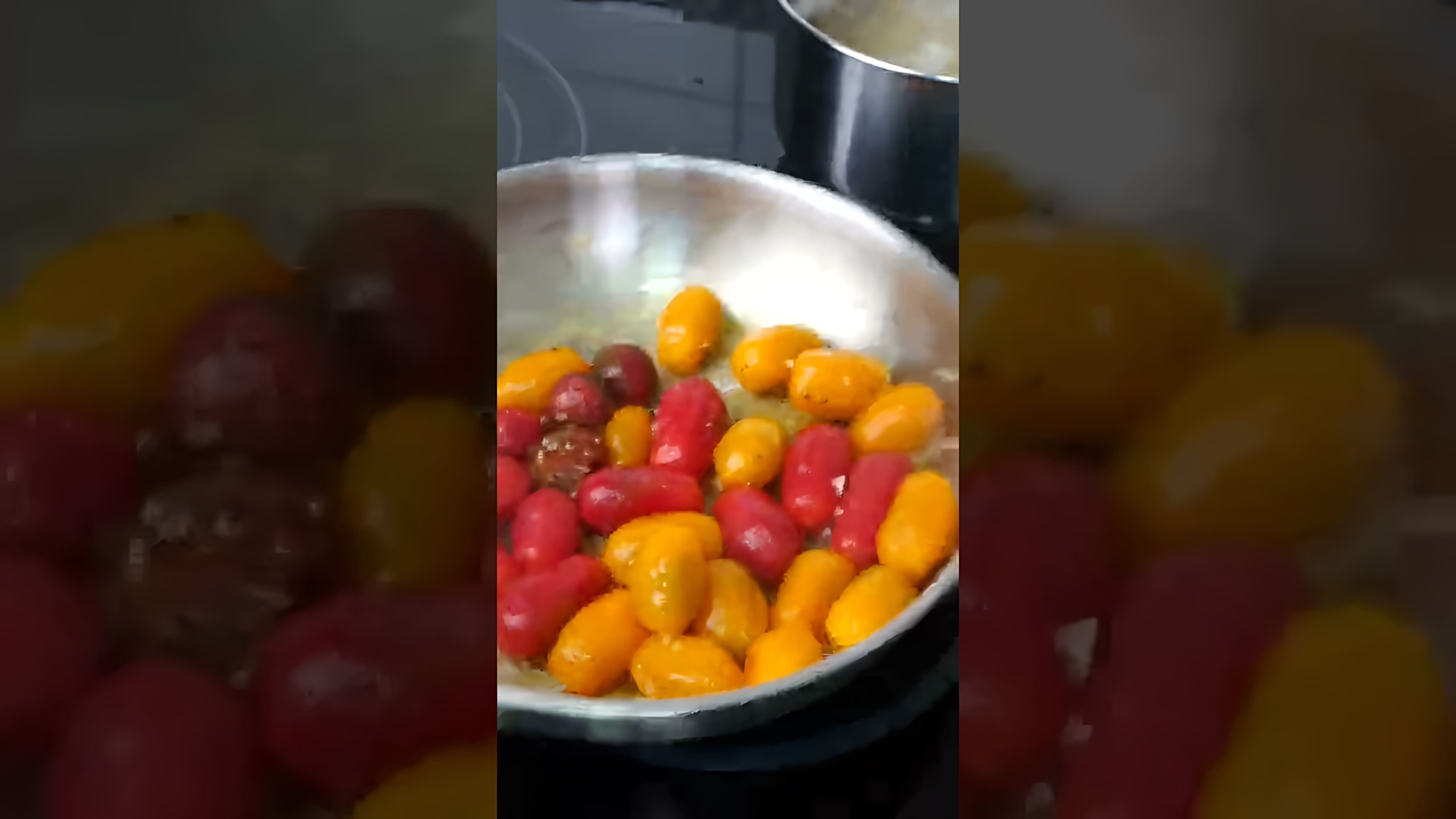 В этом видео демонстрируется процесс приготовления пасты с томатами черри и сыром рикотта