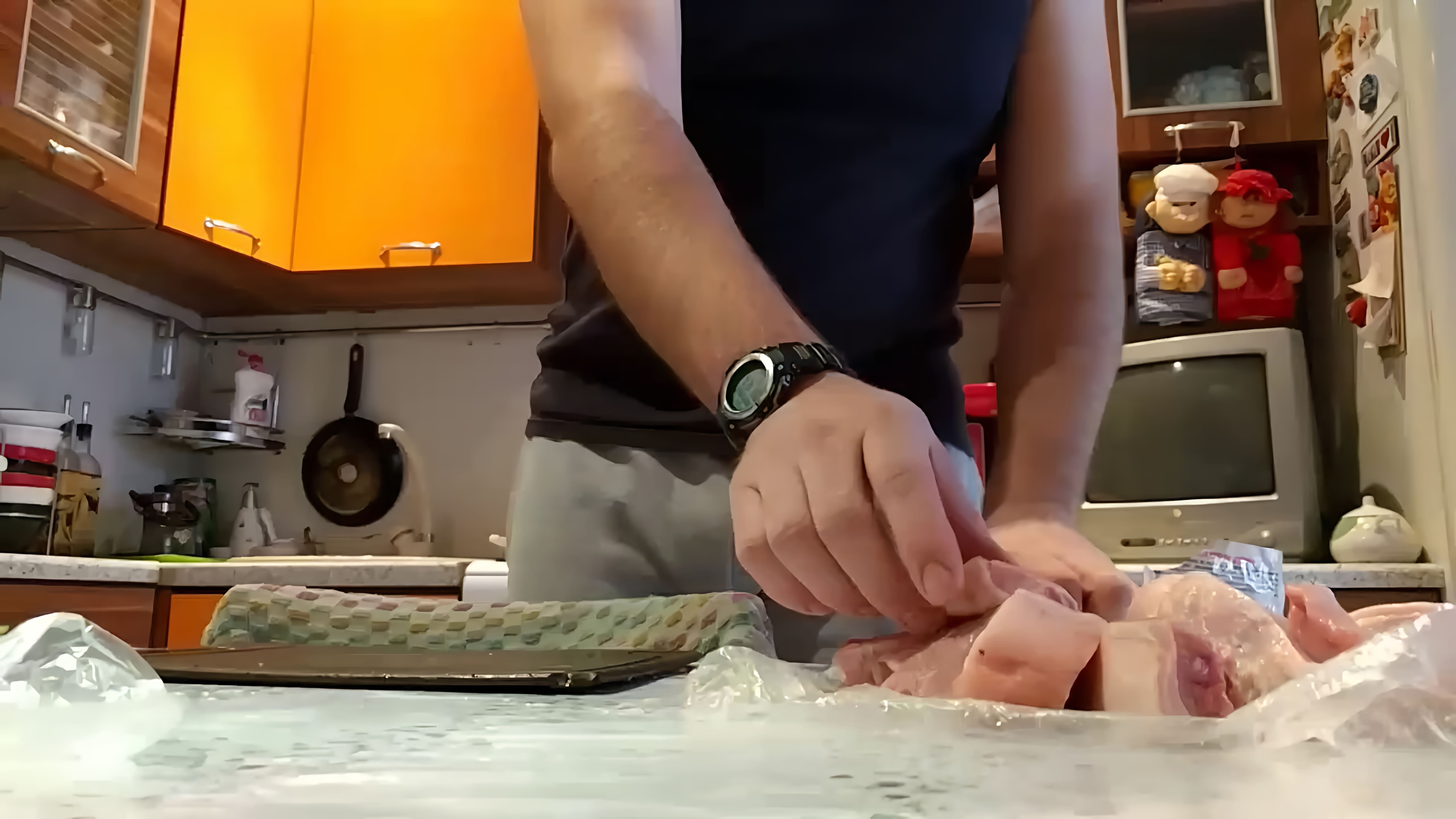 В этом видео-ролике будет показан рецепт приготовления свинины с зеленью