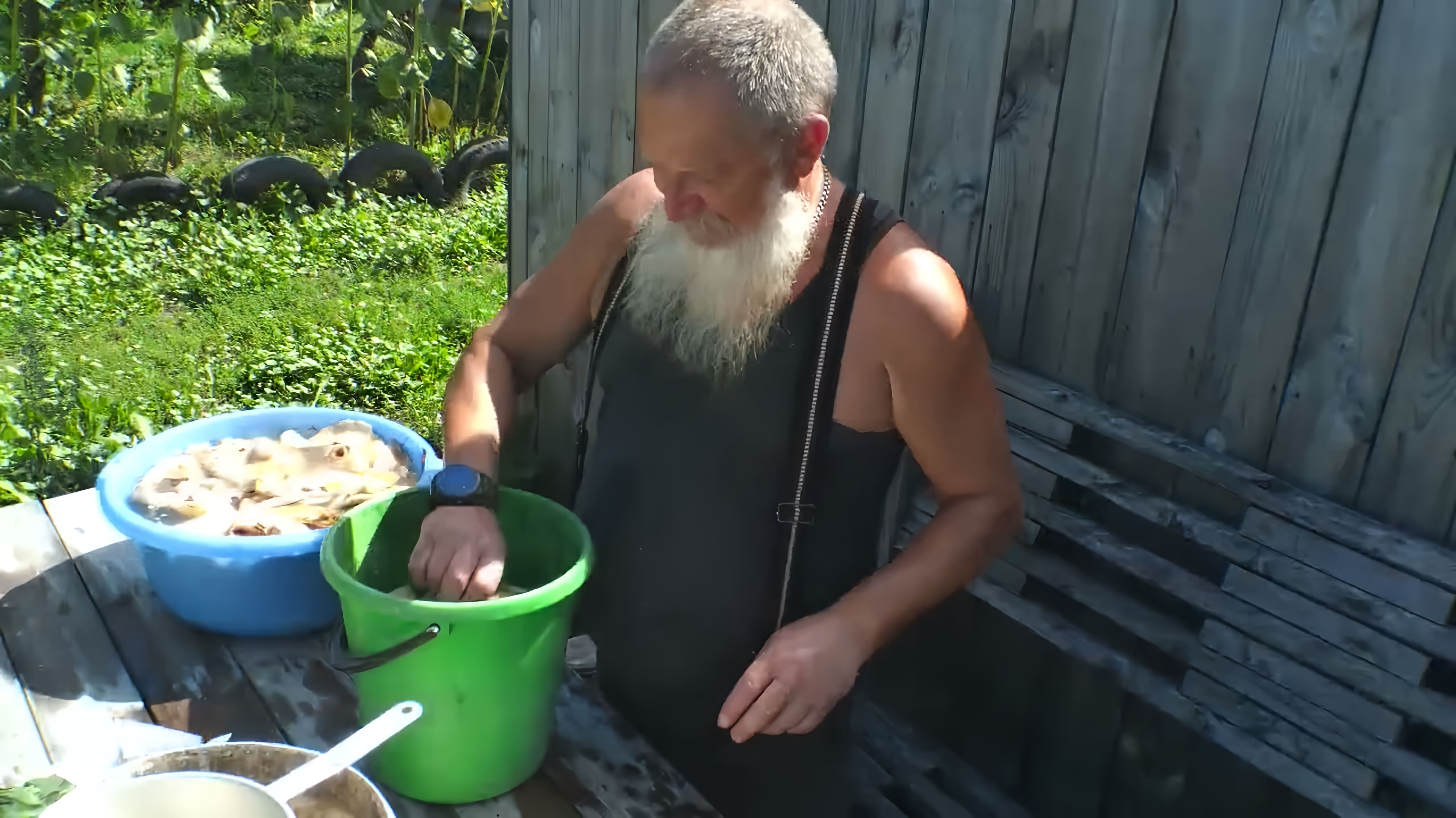 В данном видео демонстрируется простой способ засолки грибов, который автор использует уже более 15 лет