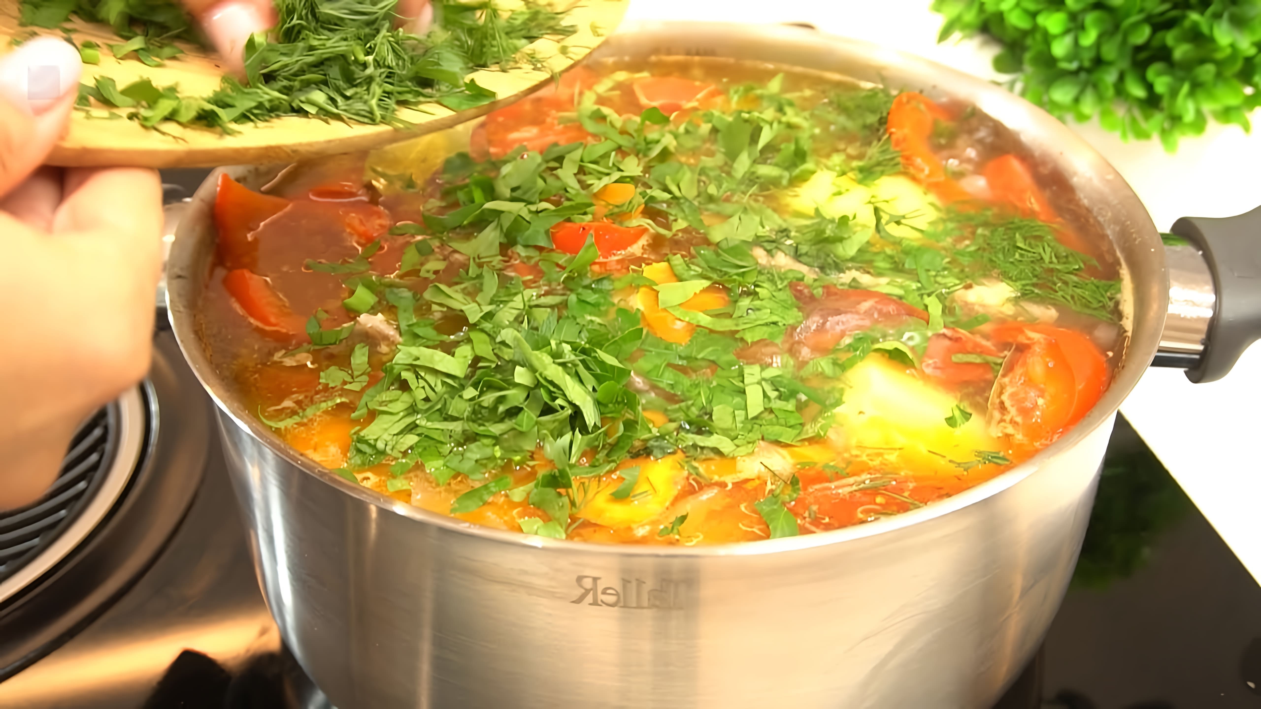 В этом видео демонстрируется процесс приготовления шурпы - традиционного узбекского блюда
