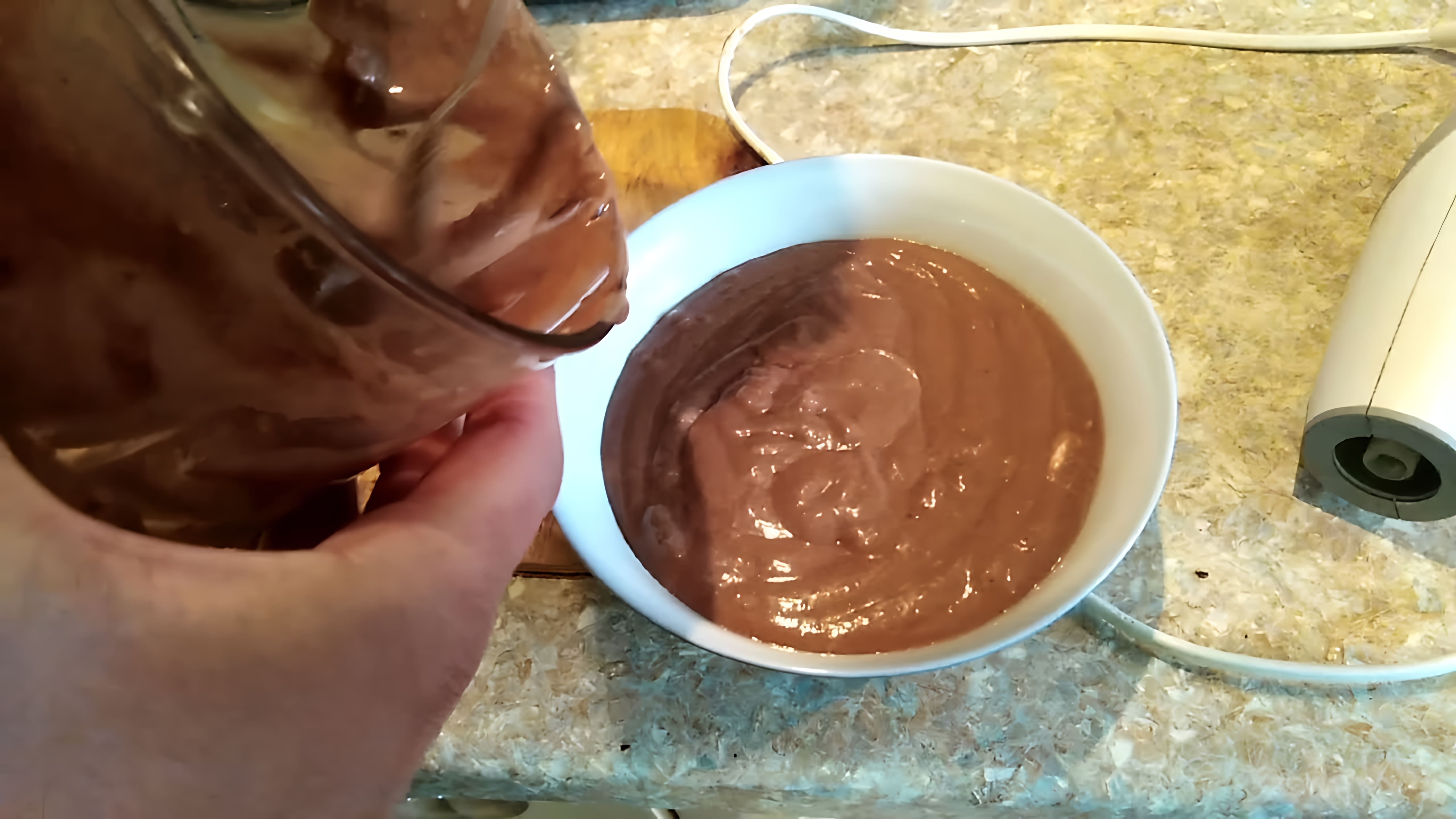 В этом видео-ролике рассказывается о том, как приготовить шоколадную пасту из банана и какао