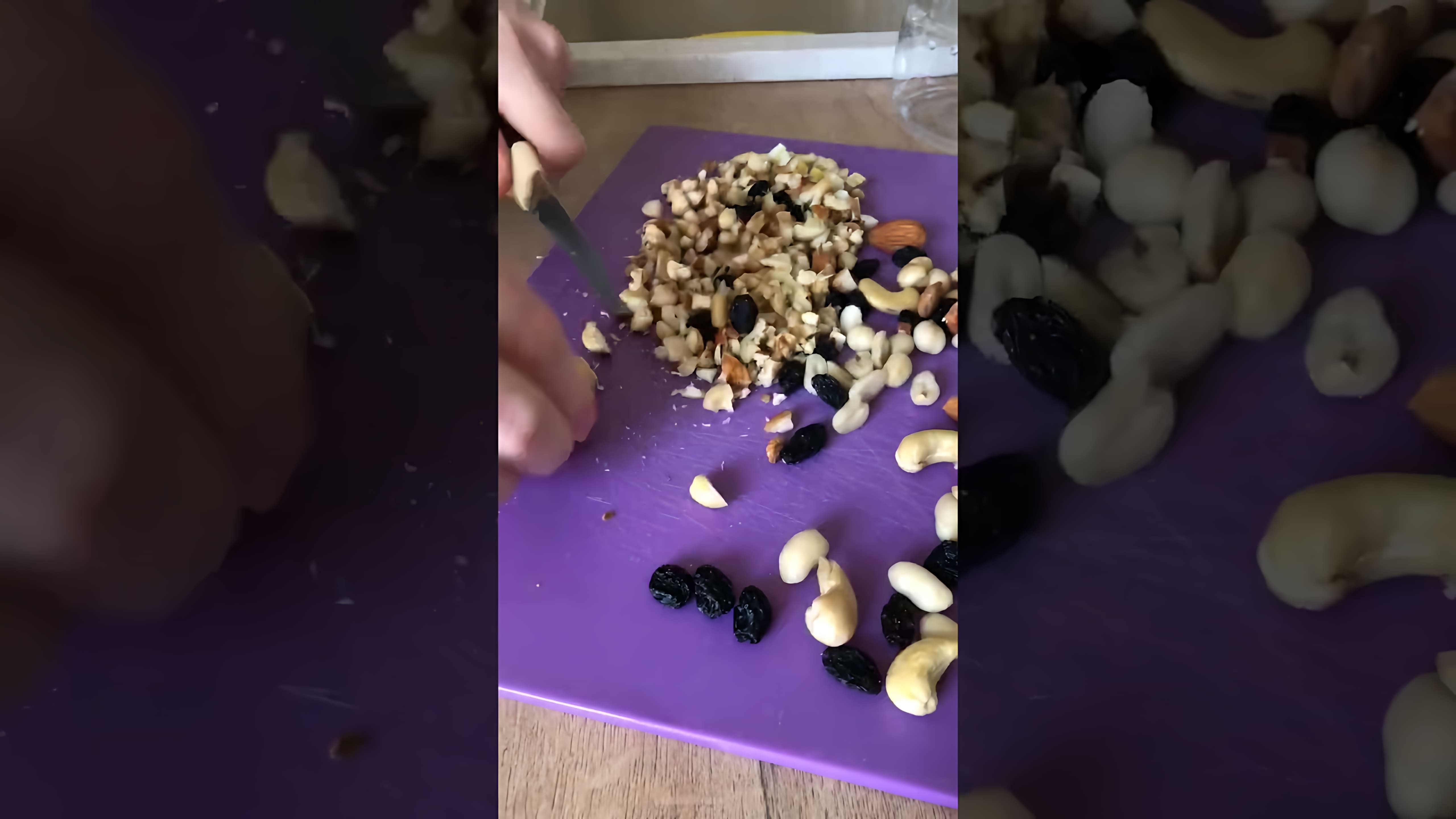 В этом видео-ролике мы увидим, как приготовить вкусный и полезный десерт - мёд с орешками