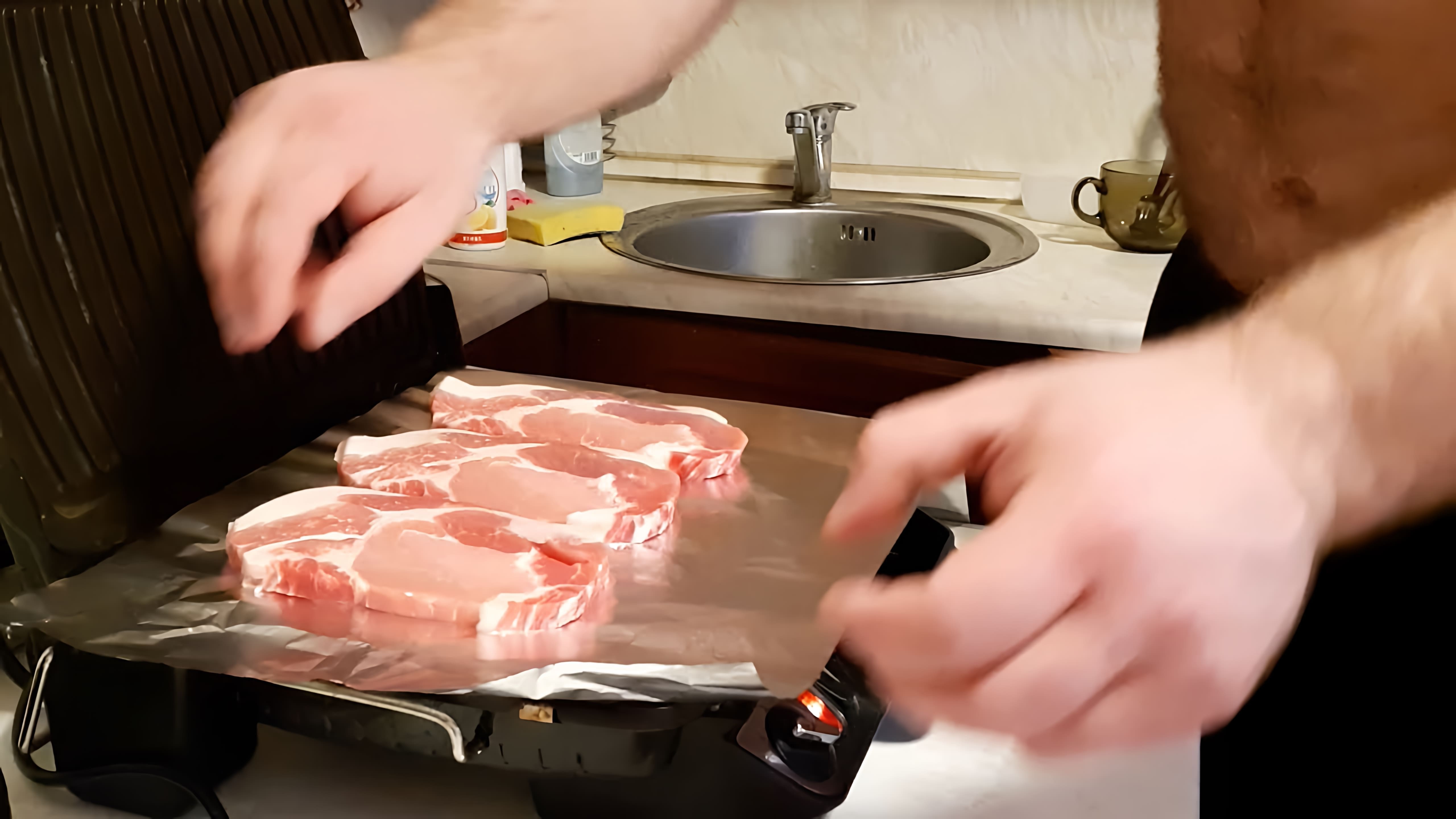 В данном видео демонстрируется процесс приготовления мяса на гриле без использования жира и мойки гриля