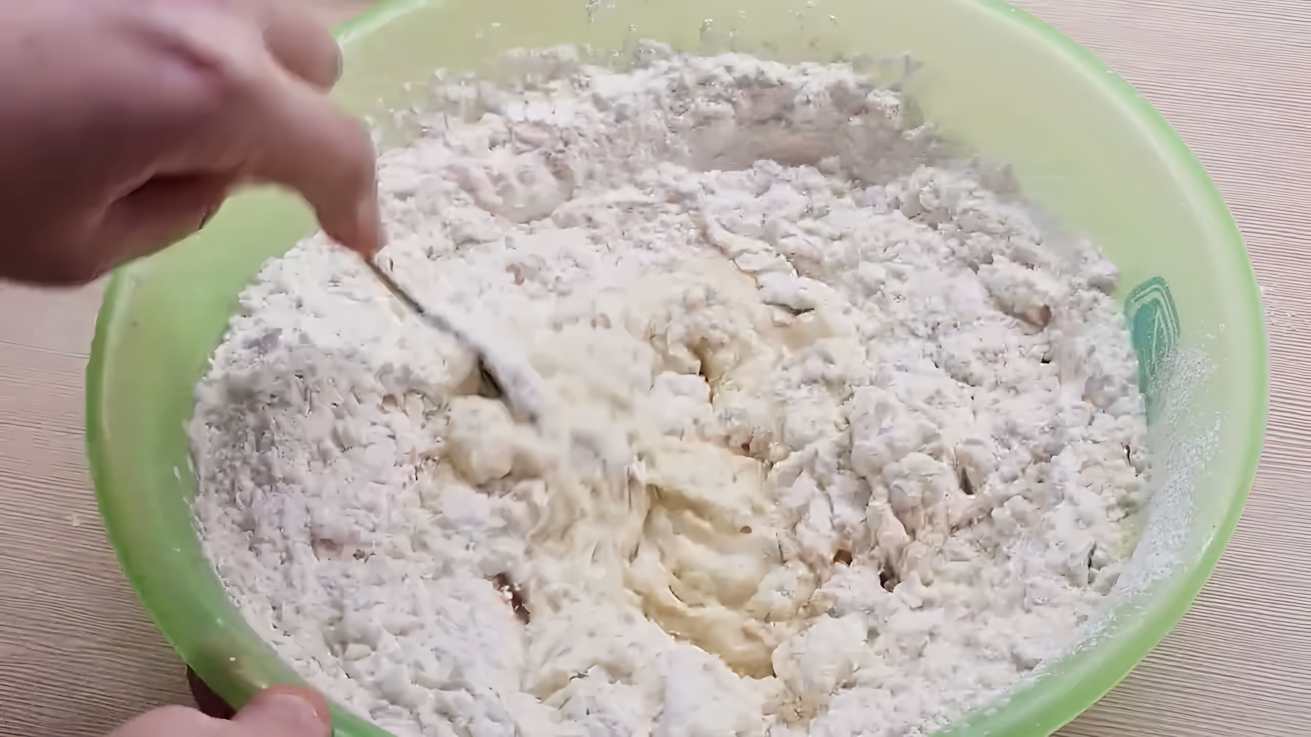 В этом видео демонстрируется рецепт универсального теста для пельменей, вареников и чебуреков