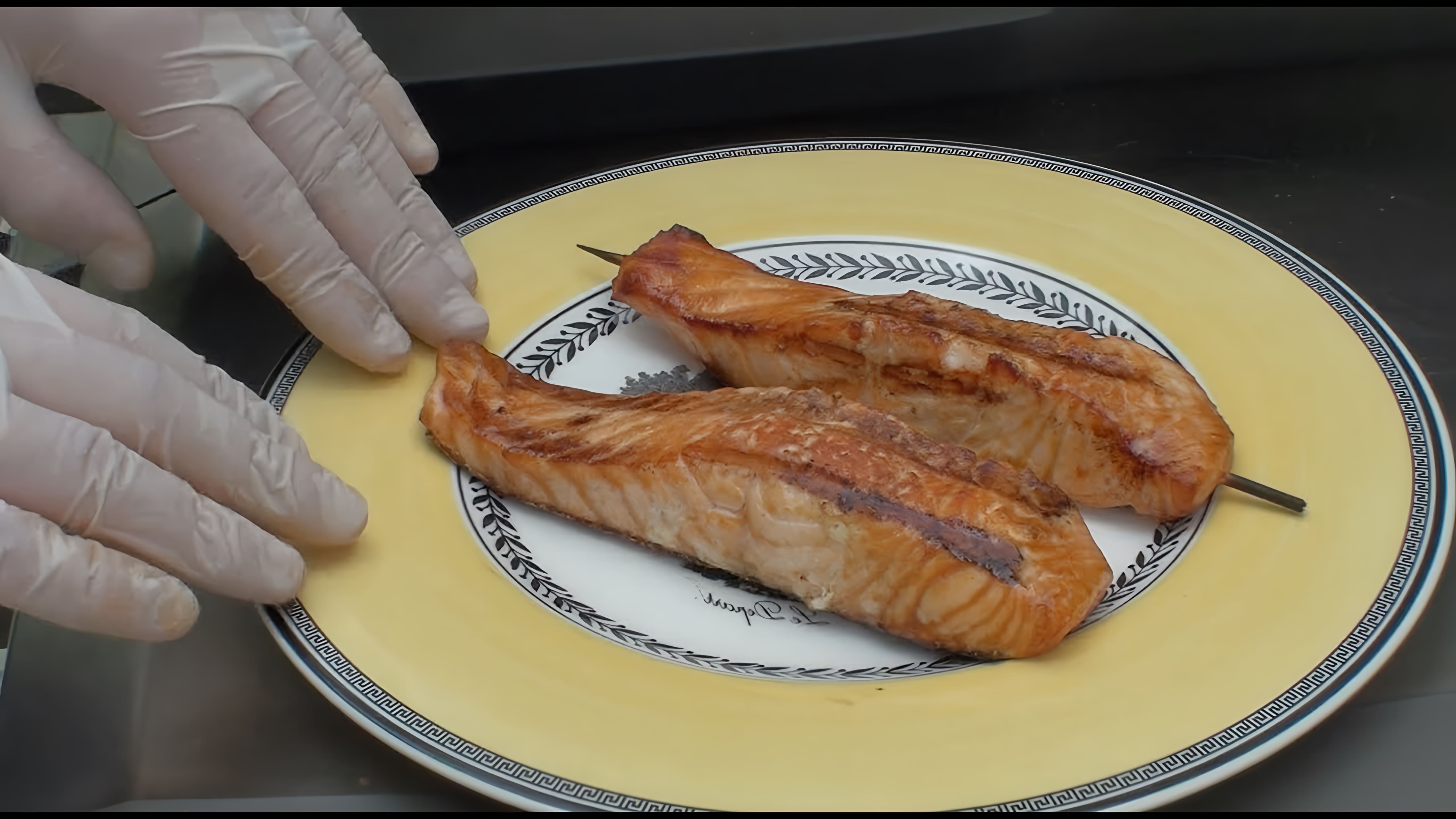 В этом видео демонстрируется процесс приготовления филе лосося на газовом гриле