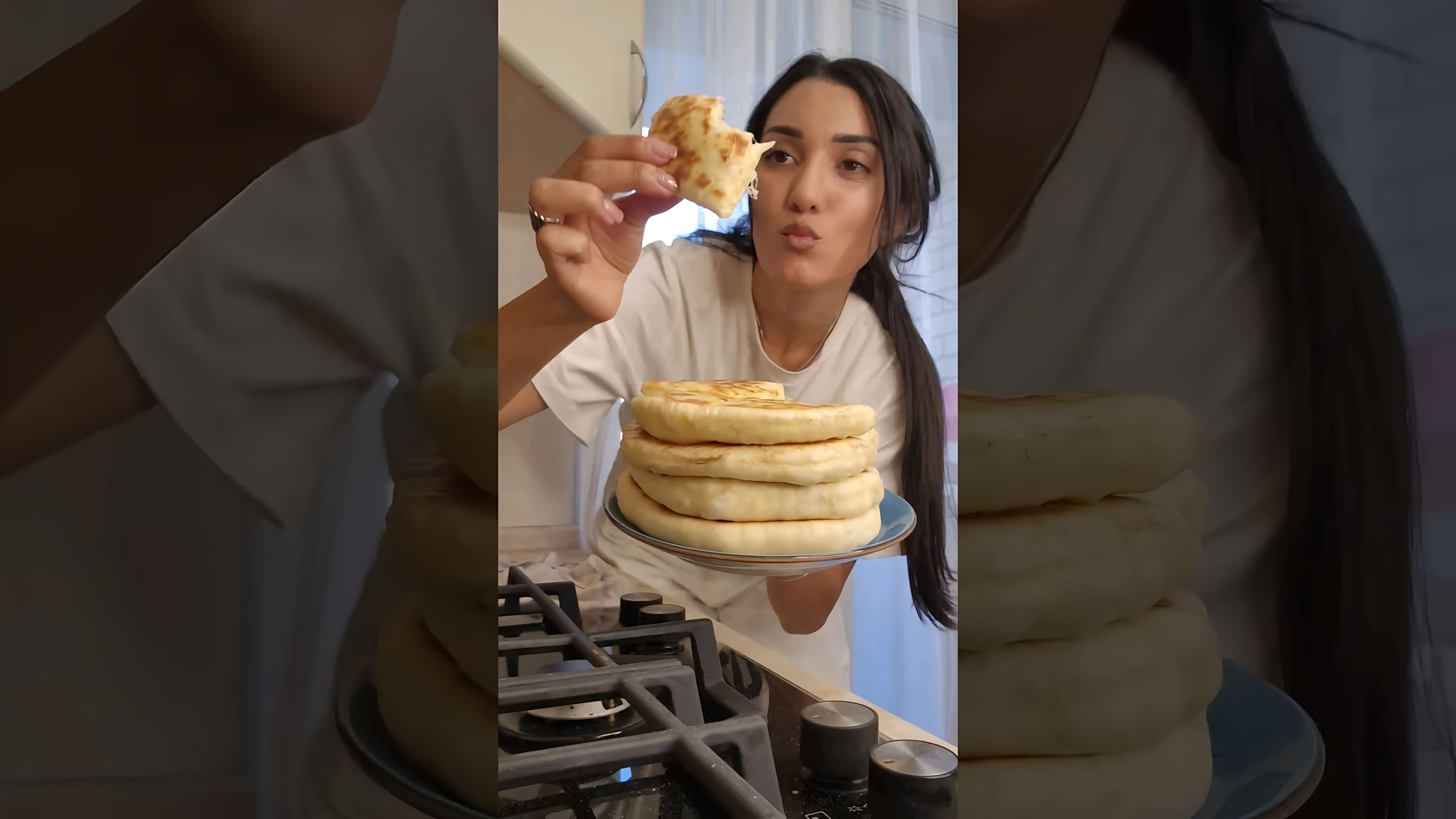 В этом видео демонстрируется быстрый и простой рецепт приготовления хачапури на сковороде
