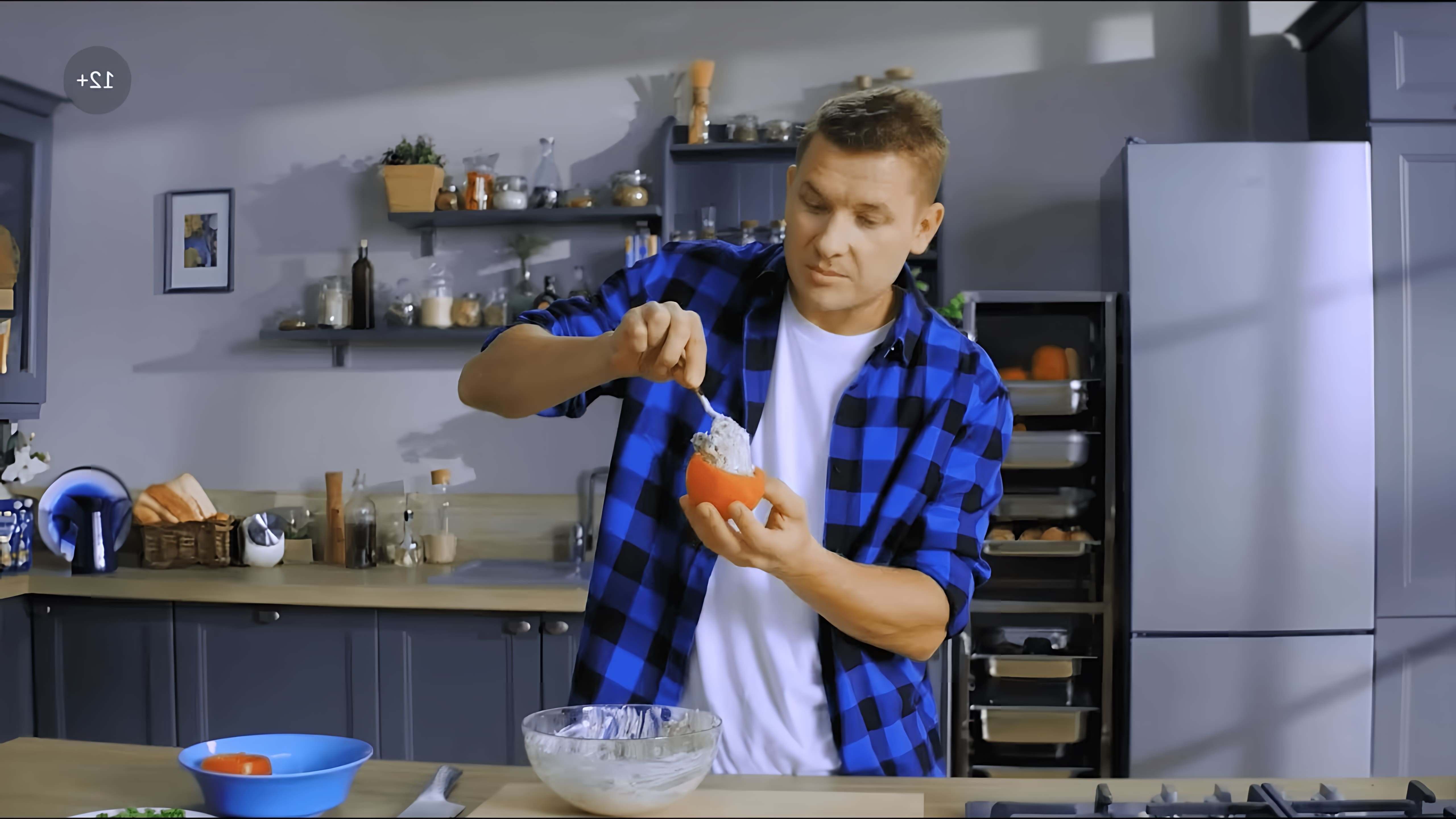 В этом видео Саша готовит помидоры, фаршированные сыром и майонезом