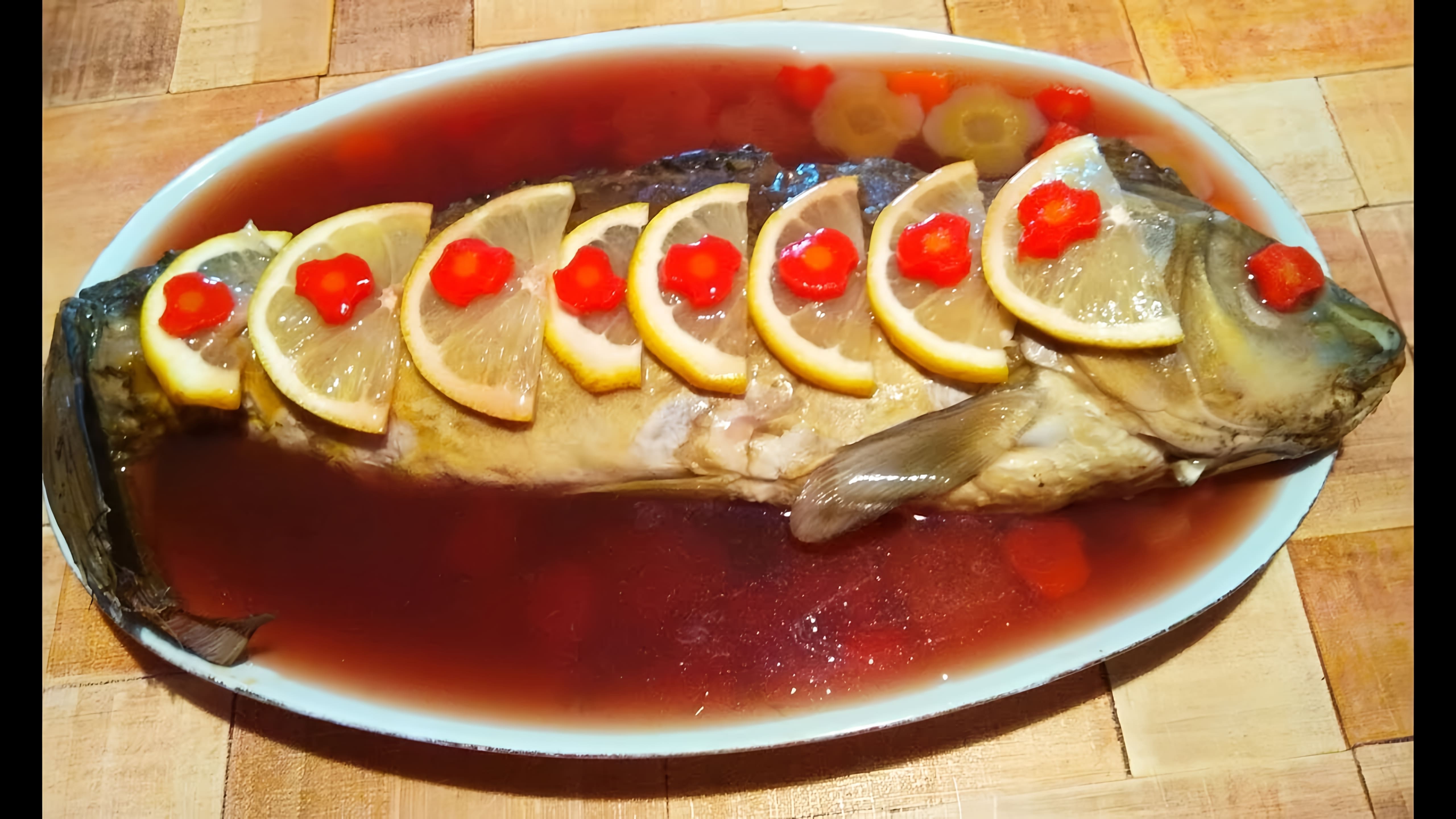 В этом видео демонстрируется процесс приготовления традиционного еврейского блюда - фаршированной рыбы (гефильте фиш)