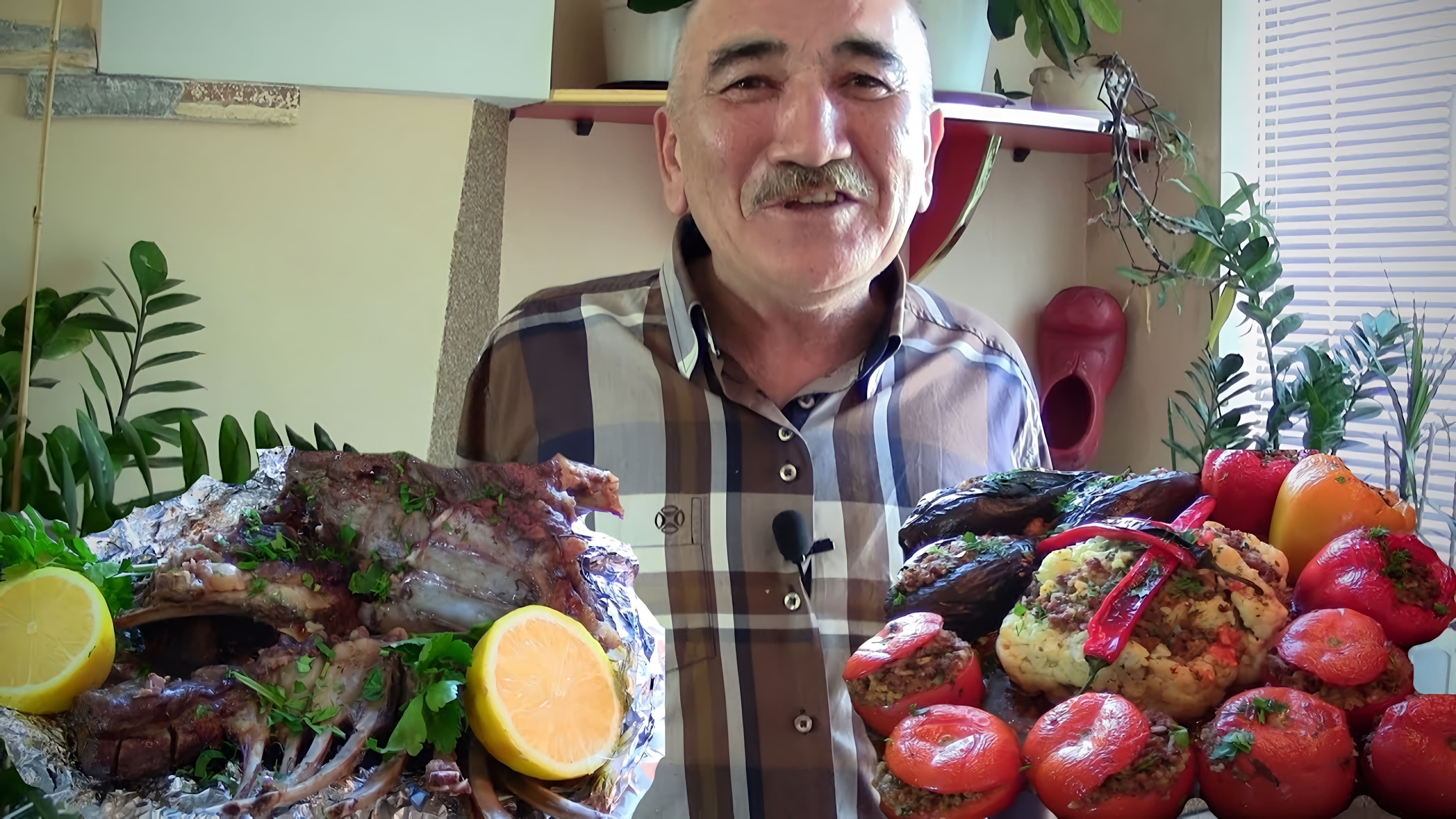В этом видео демонстрируется процесс приготовления сочной бараньей лопатки с овощами в духовке