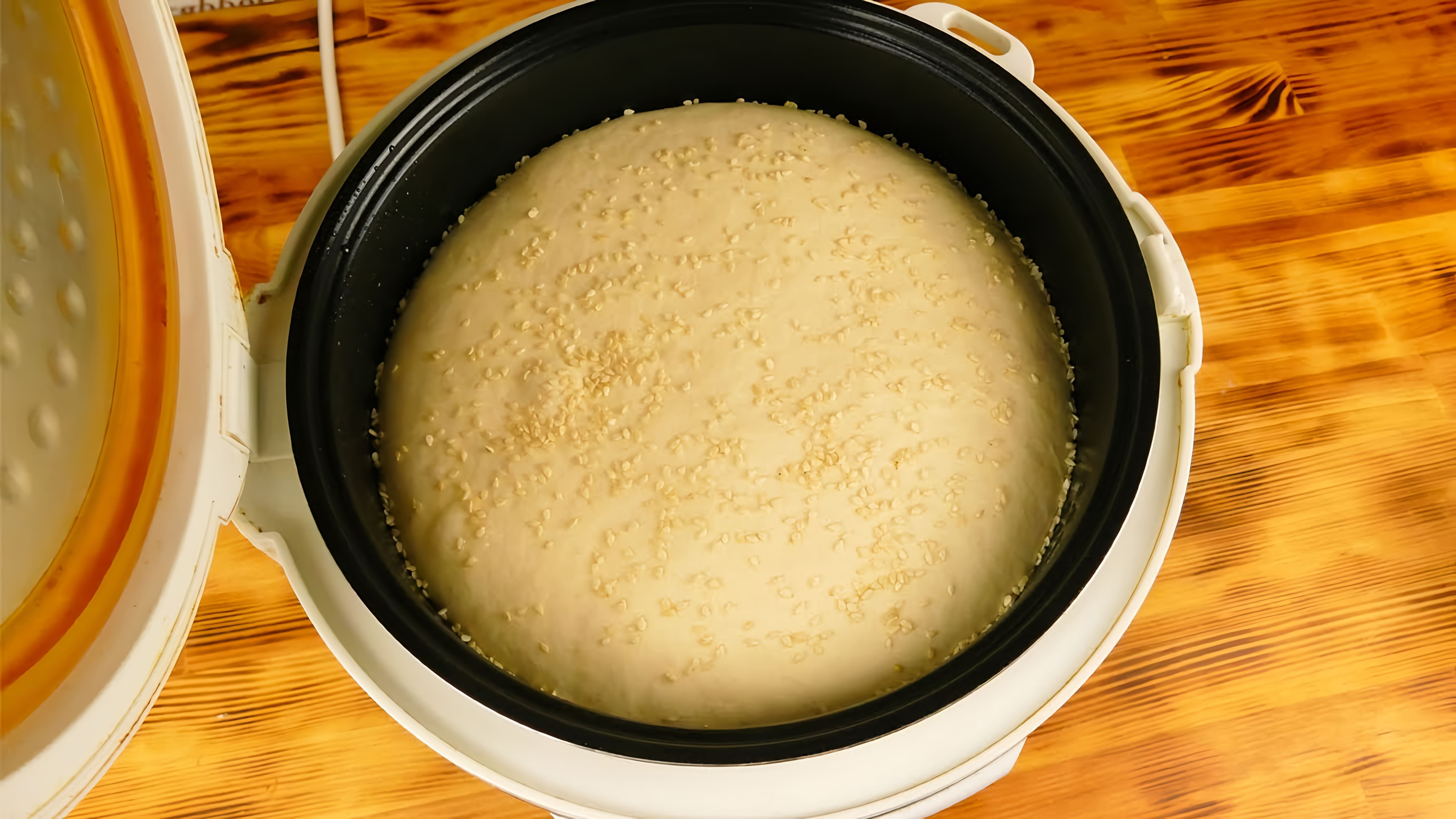 В этом видео демонстрируется процесс приготовления домашнего хлеба в мультиварке