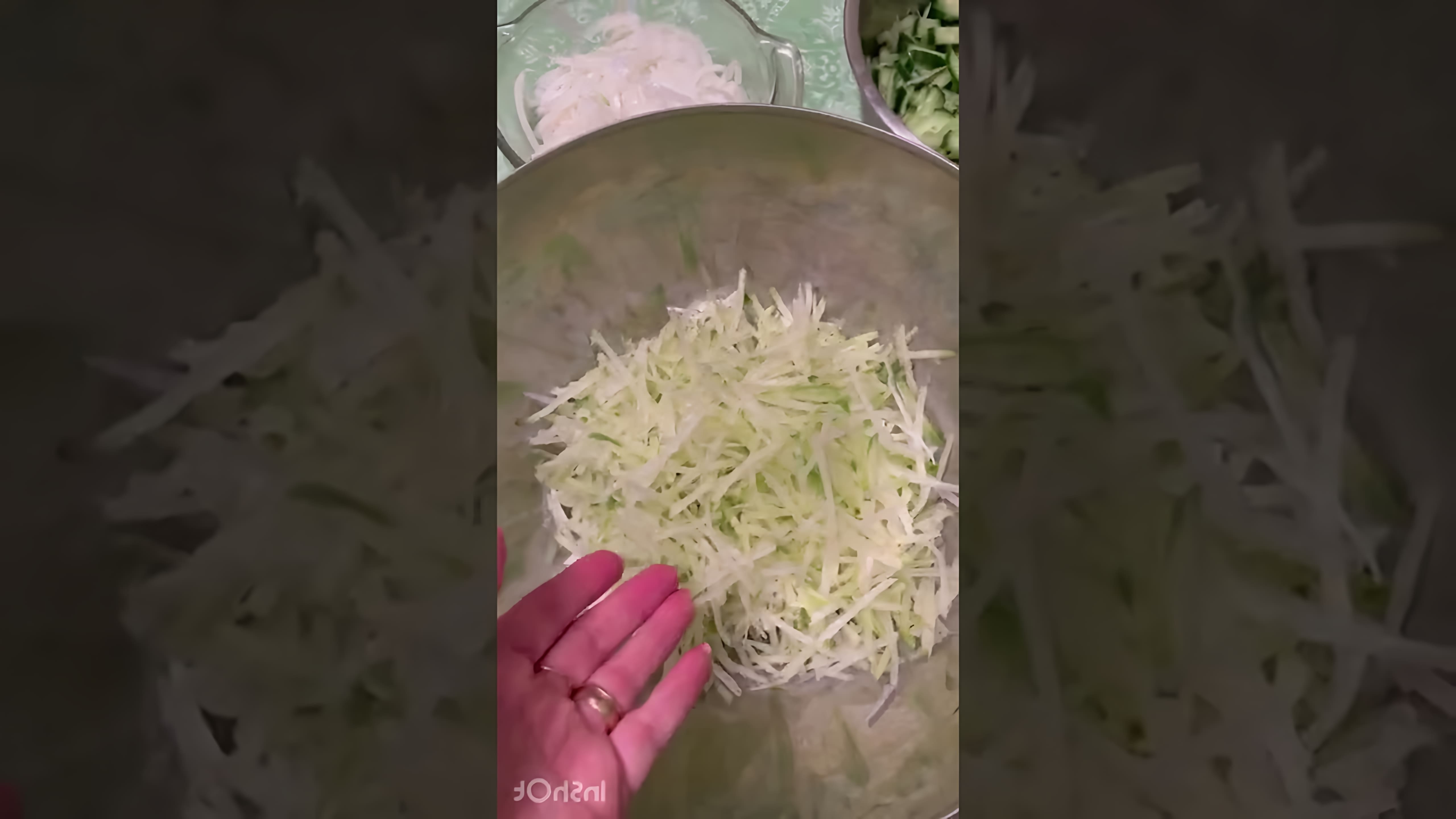Салат из зелёной редьки с огурцами 400 гр зелёной редьки натереть на корейской тёрке или нарезать соломкой... 