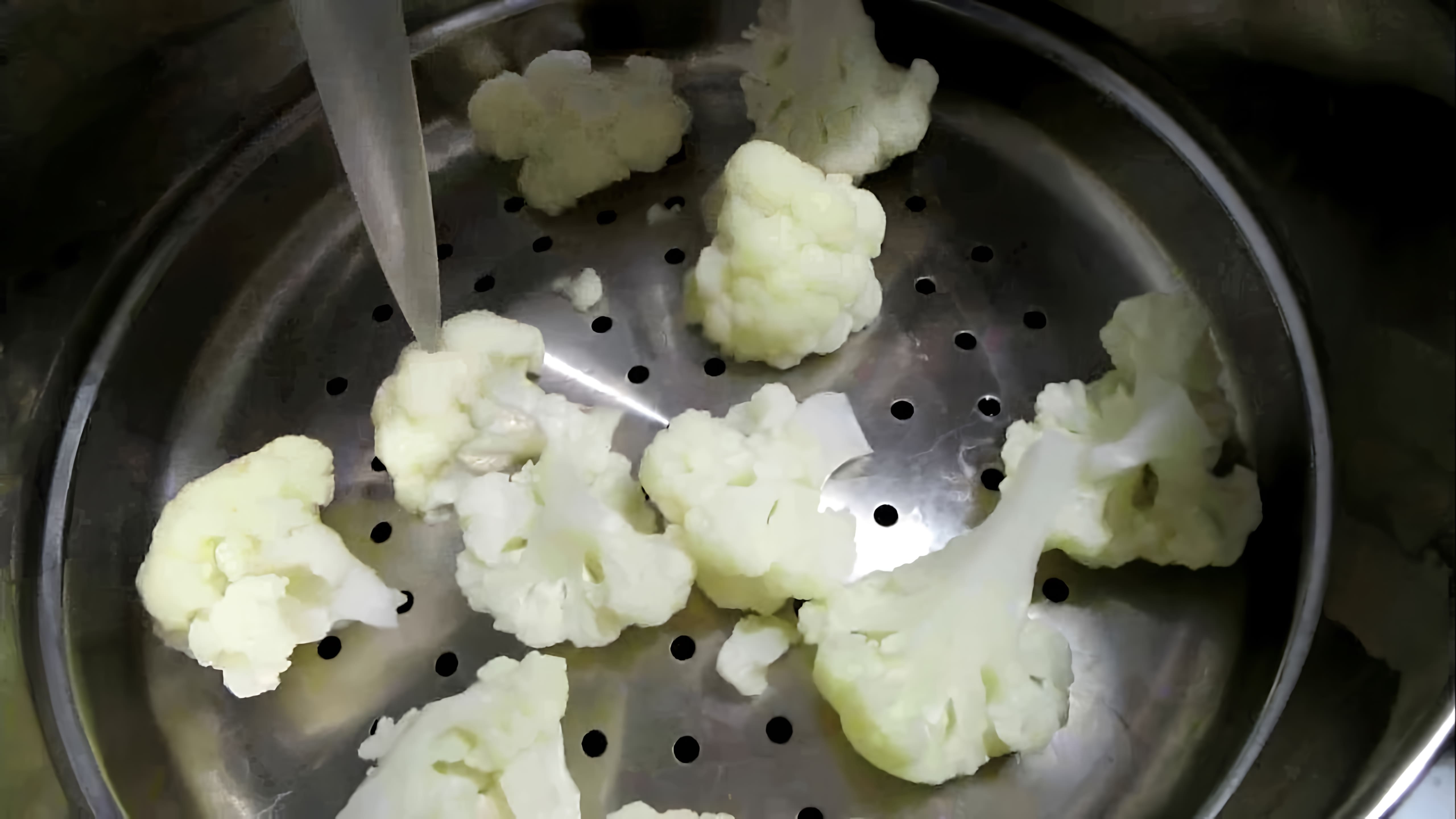 В этом видео-ролике рассказывается о том, как приготовить цветную капусту на пару