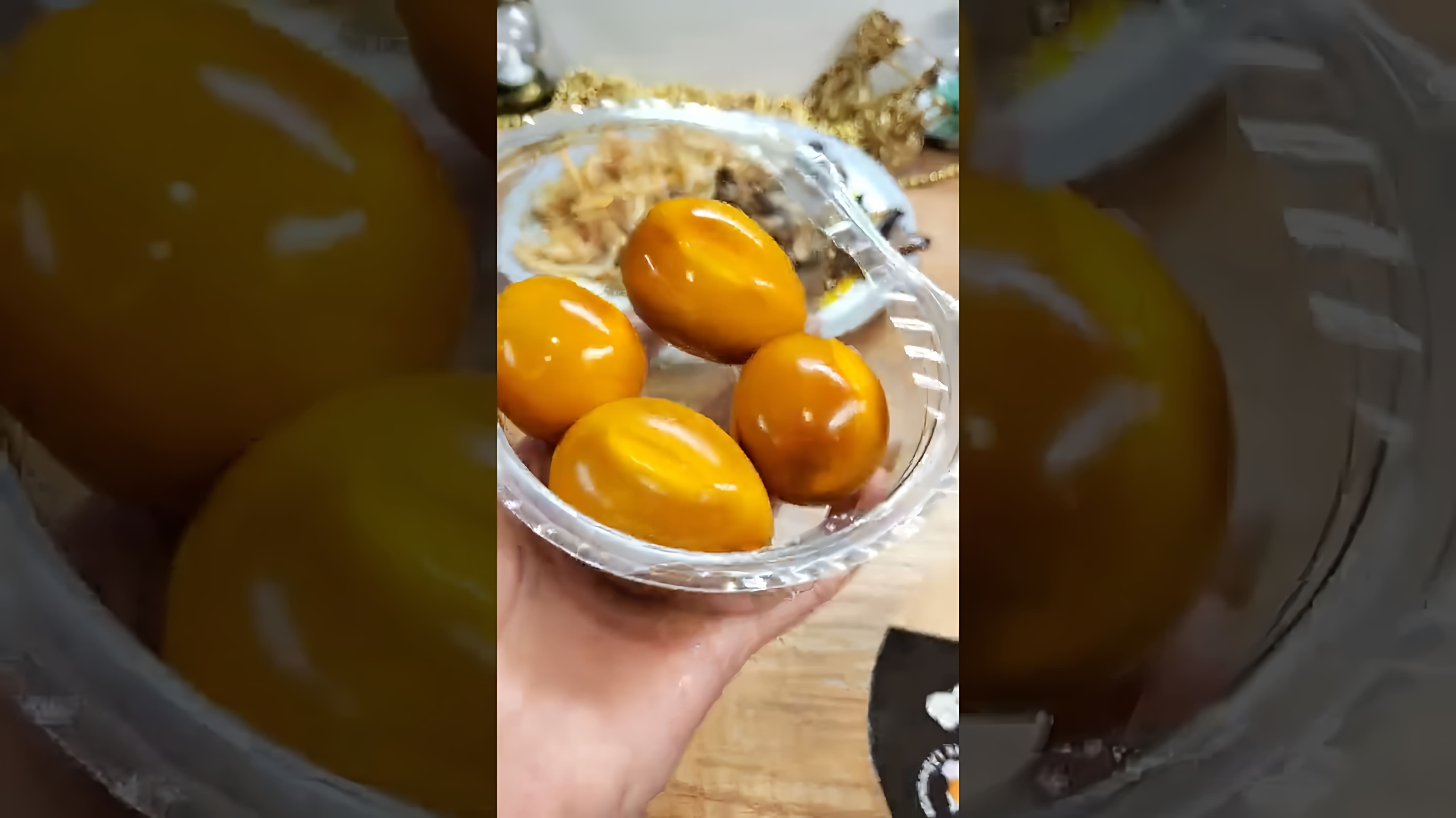 В этом видео демонстрируется процесс приготовления салата из кальмаров