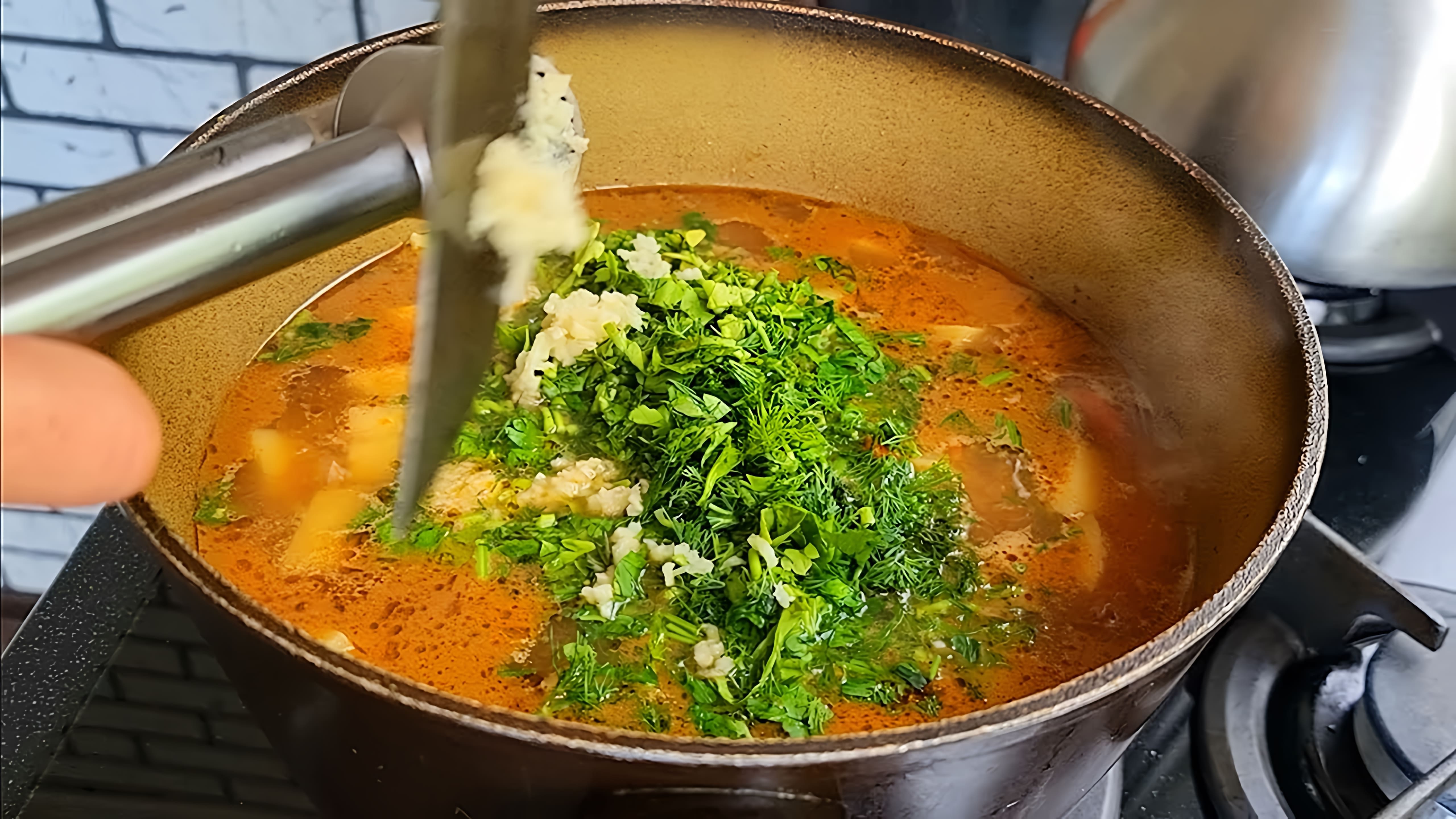 В данном видео демонстрируется рецепт простого и вкусного супа, который можно приготовить на обед или на ужин