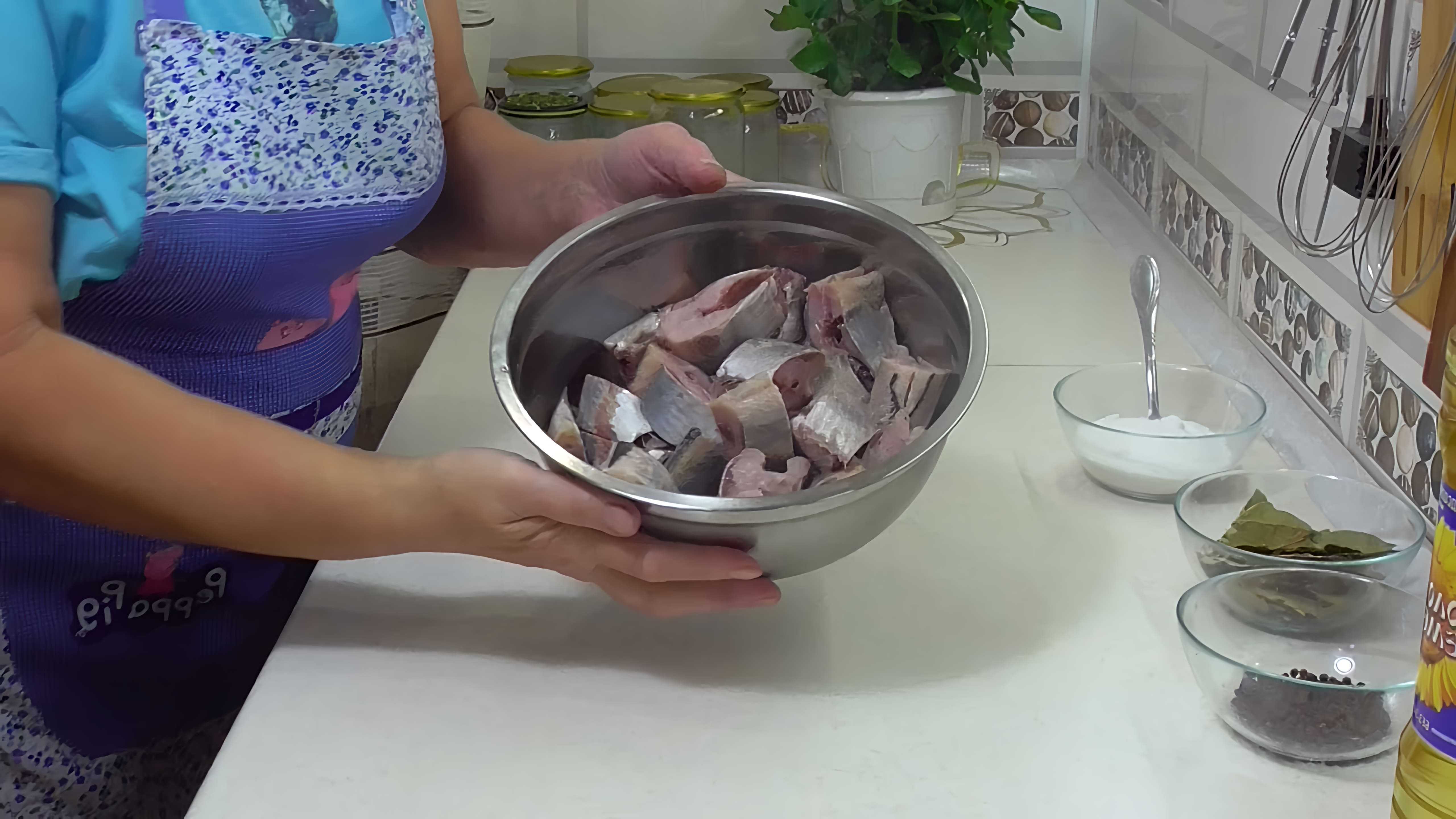 В этом видео демонстрируется процесс приготовления консервов из свежемороженой сельди