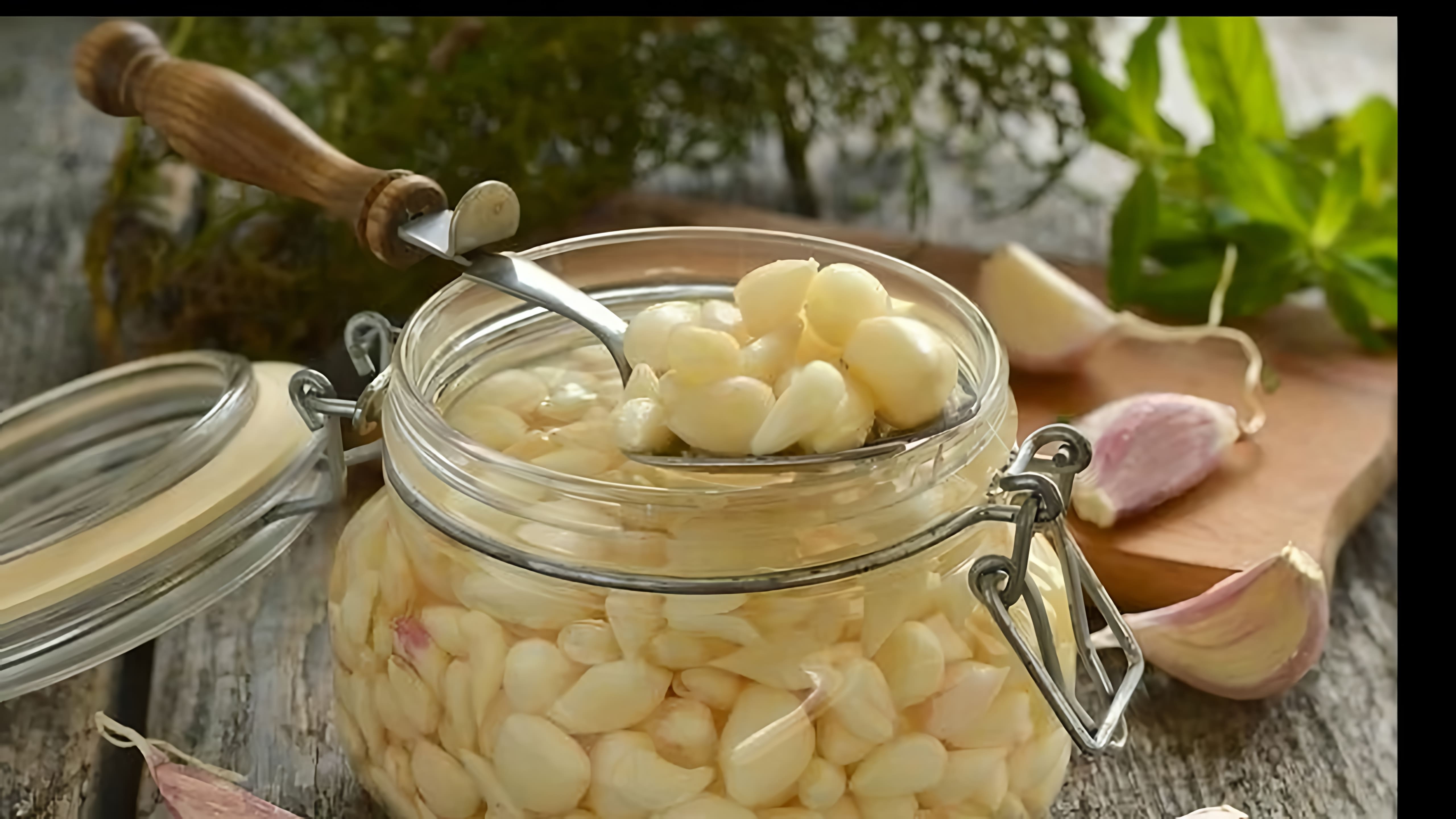 В этом видео Людмила показывает, как приготовить маринованный чеснок на зиму