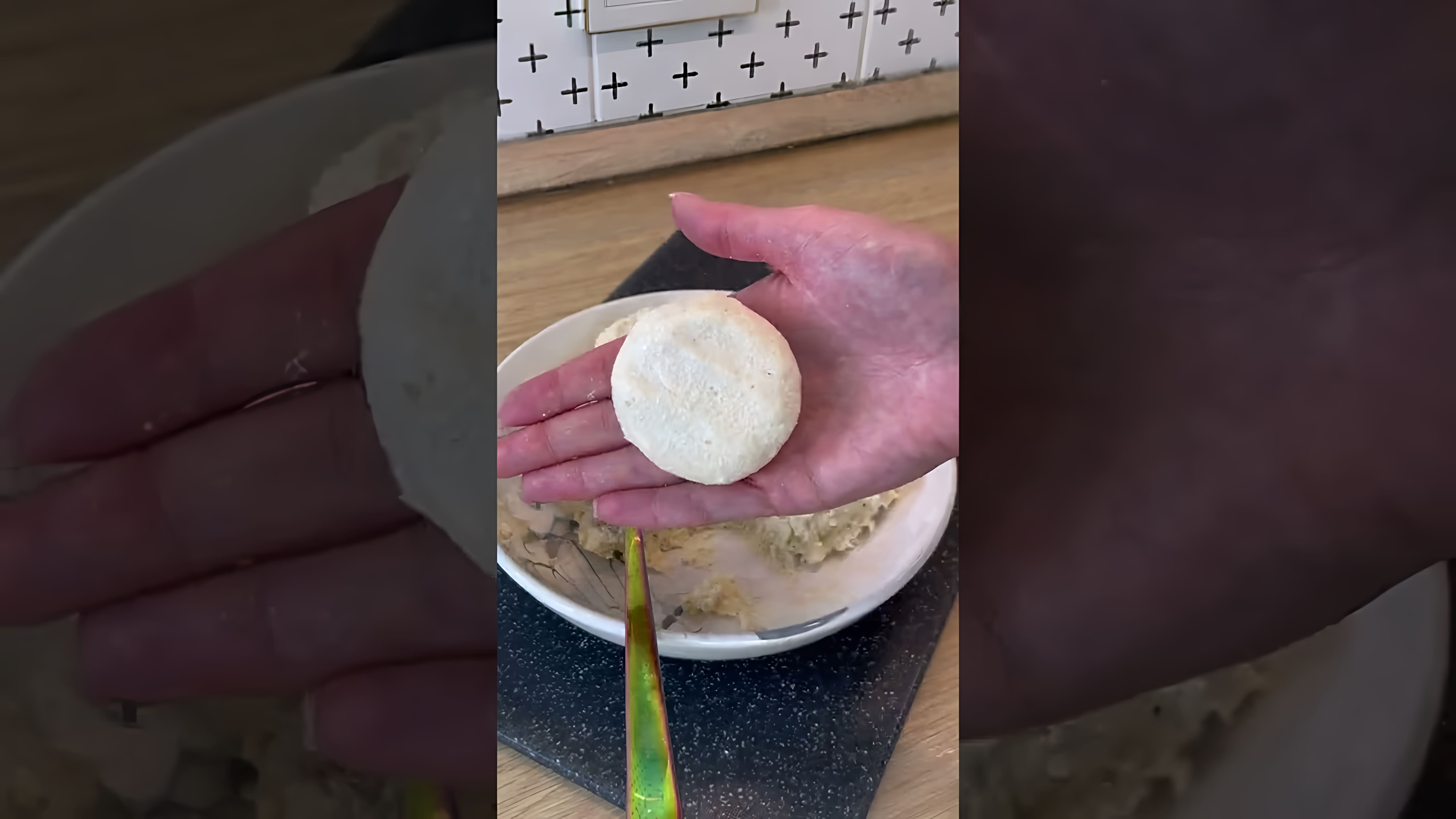 В этом видео демонстрируется простой рецепт приготовления вкусных сырников