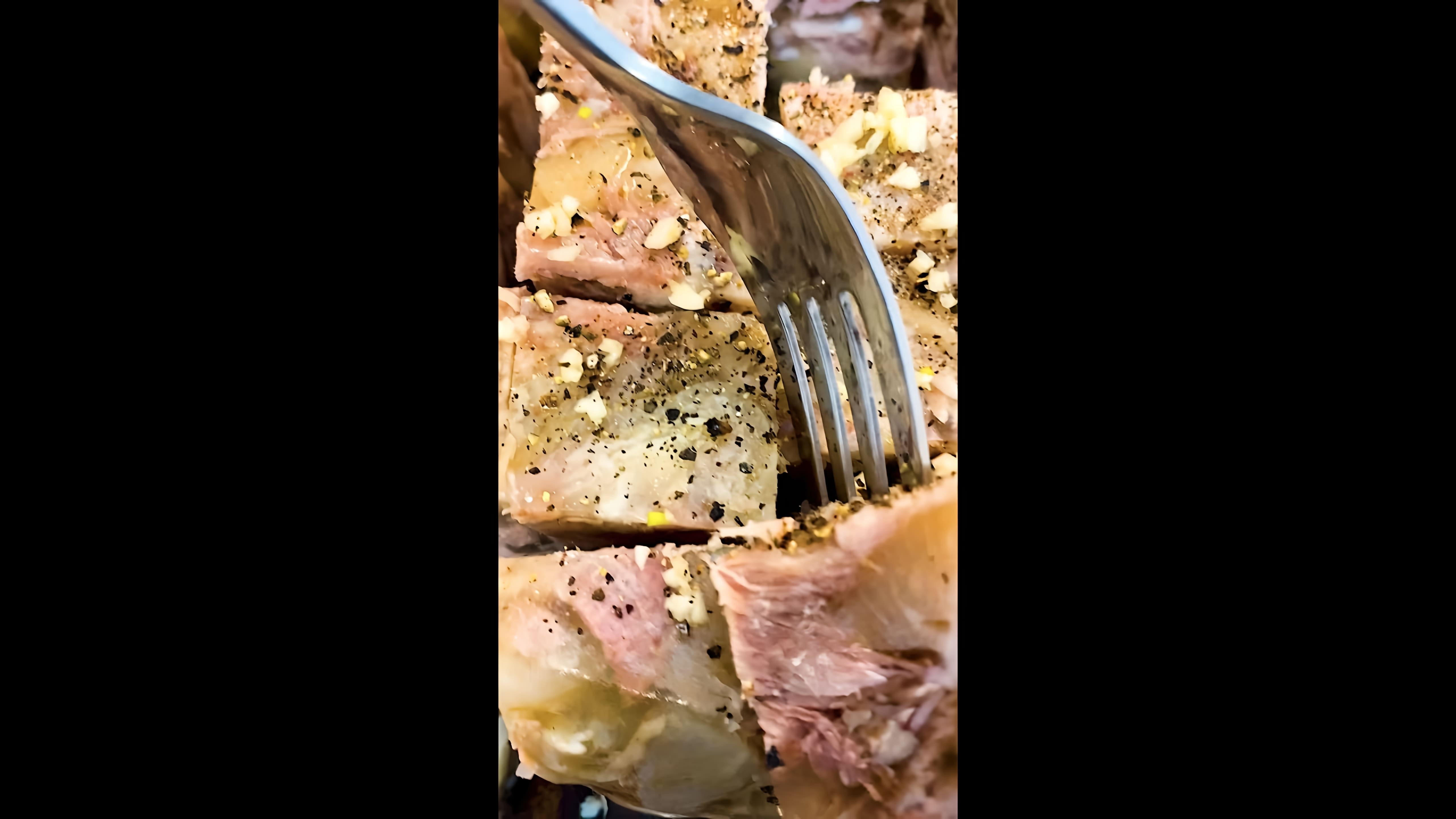 В этом видео-ролике рассказывается о том, как приготовить вкусный и недорогой студень или холодец из свиных ножек