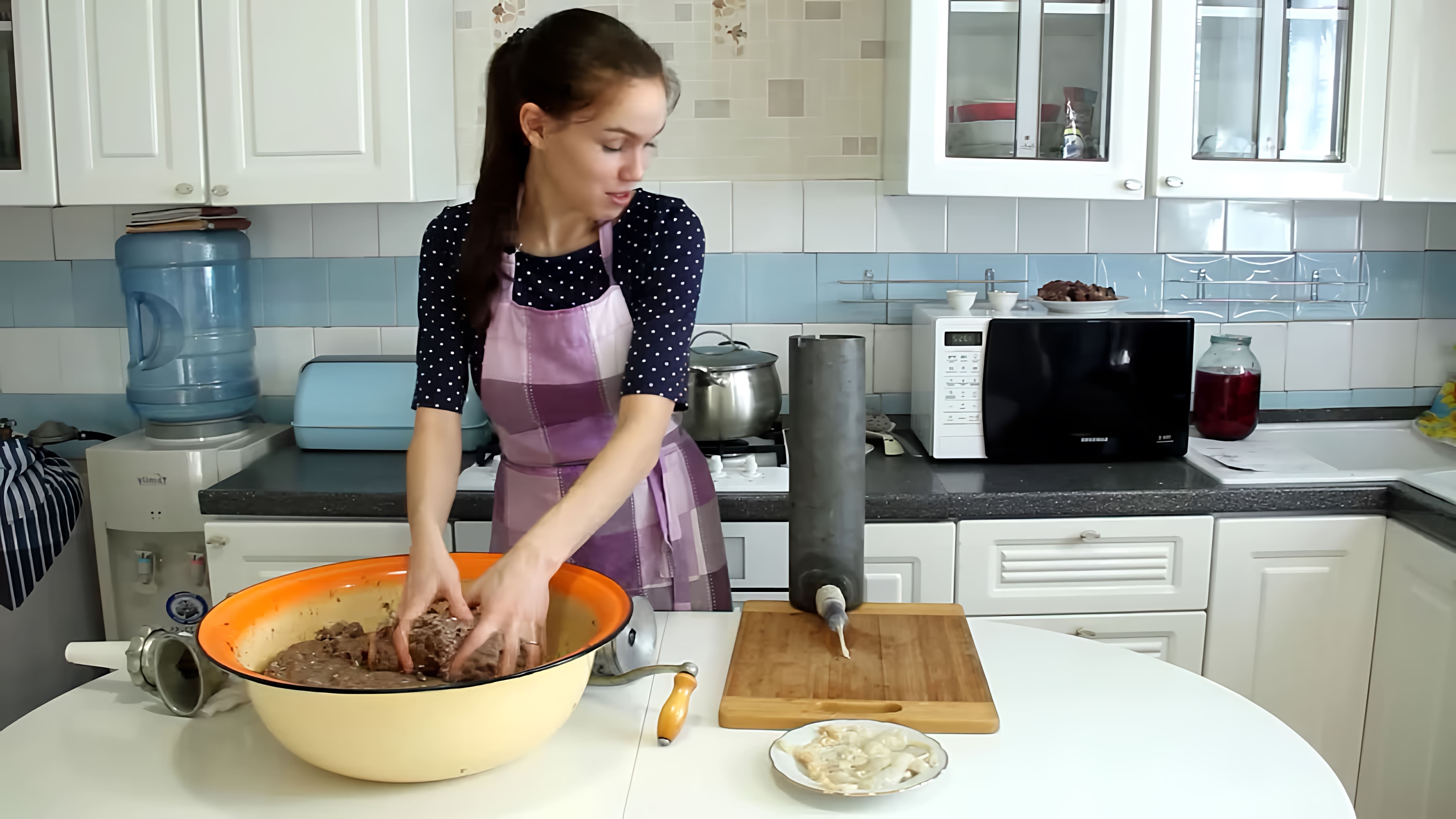 В этом видео Андрей и Ирина готовят ливерную колбасу