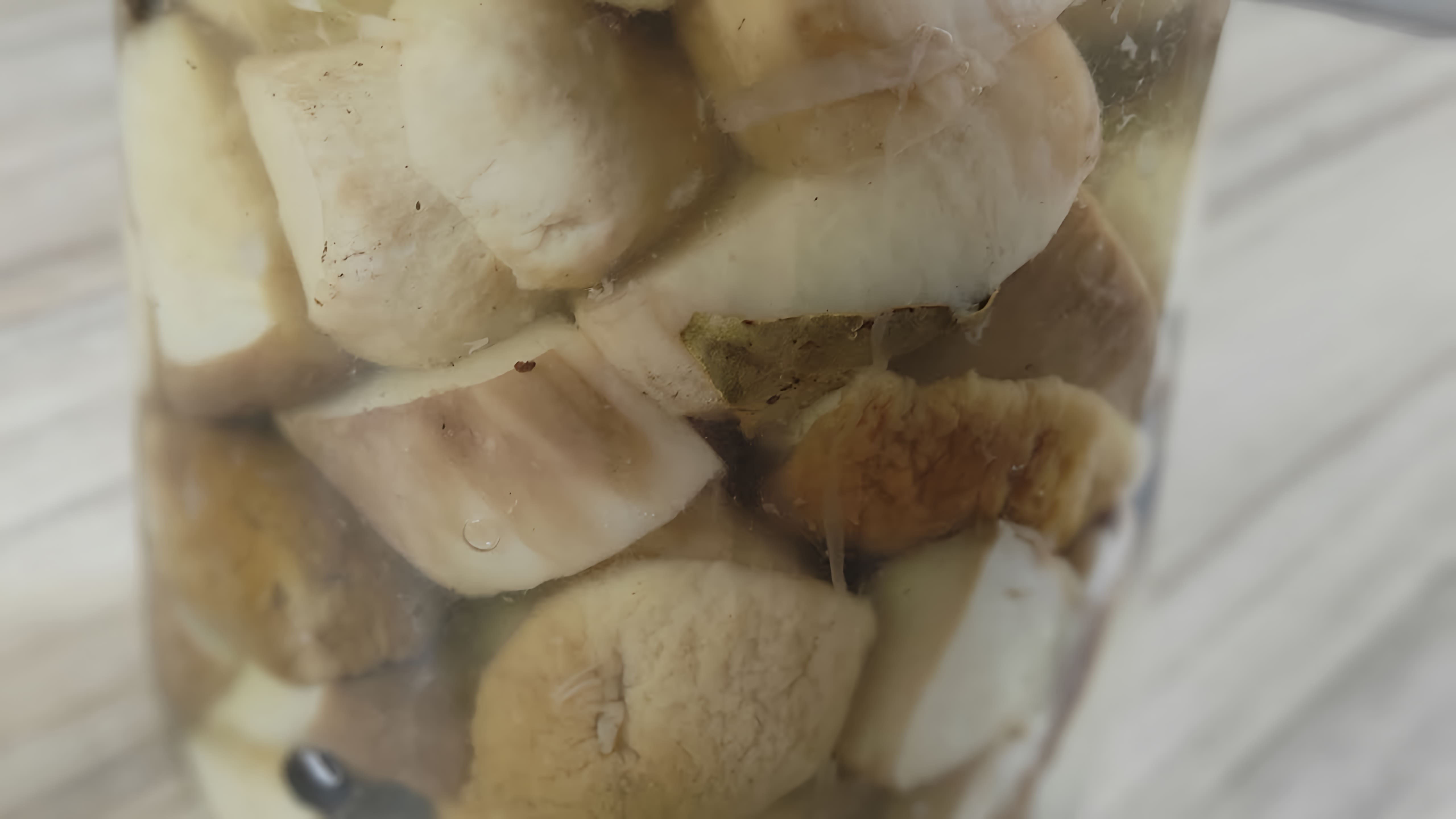 Делюсь рецептом вкусных консервированных грибочков На литровую банку грибов : 100 гр. воды 100 гр. уксуса 0. 5 ст. л... 