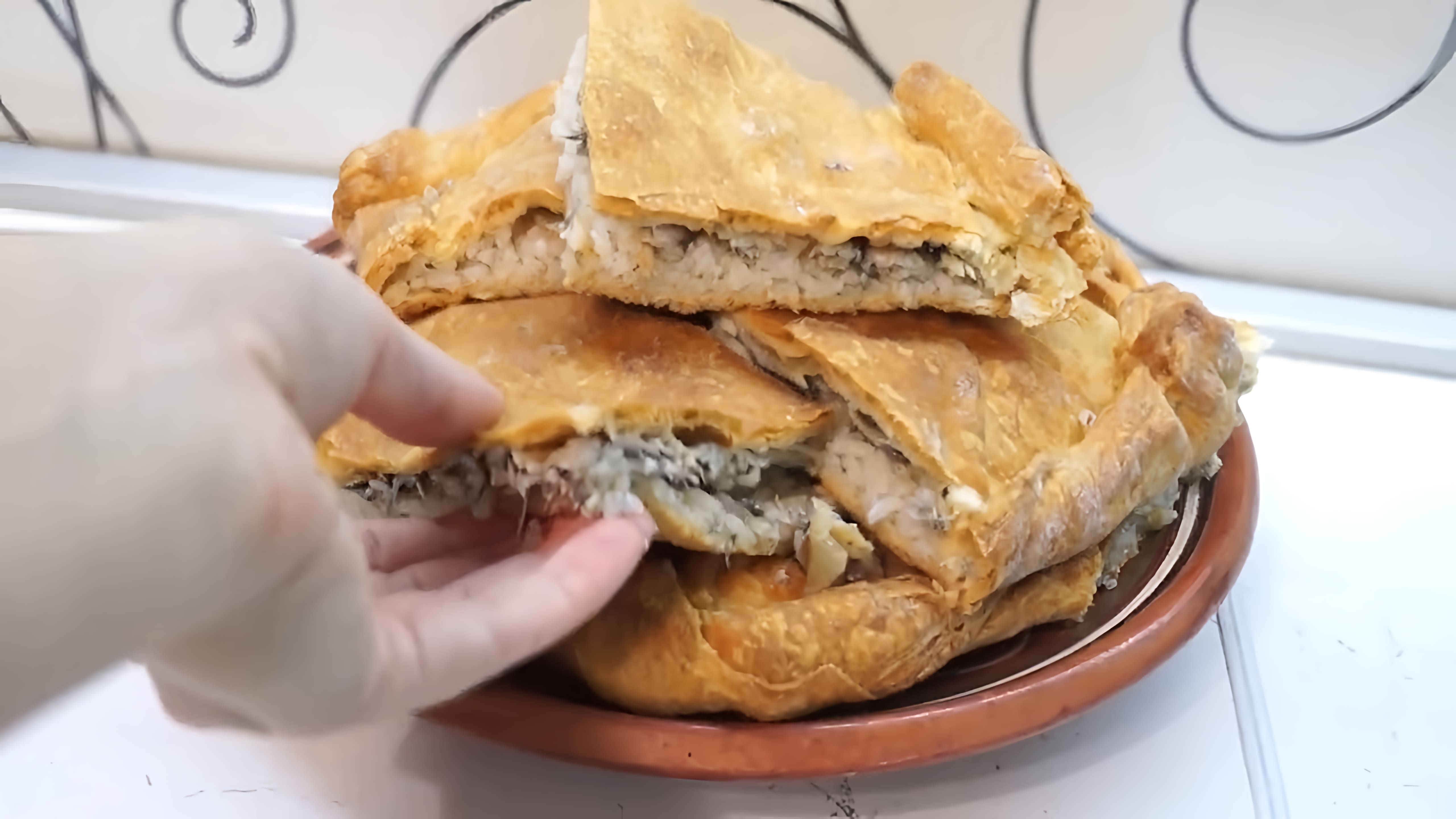 В этом видео Светлана делится простым и бюджетным рецептом рыбного пирога из мойвы