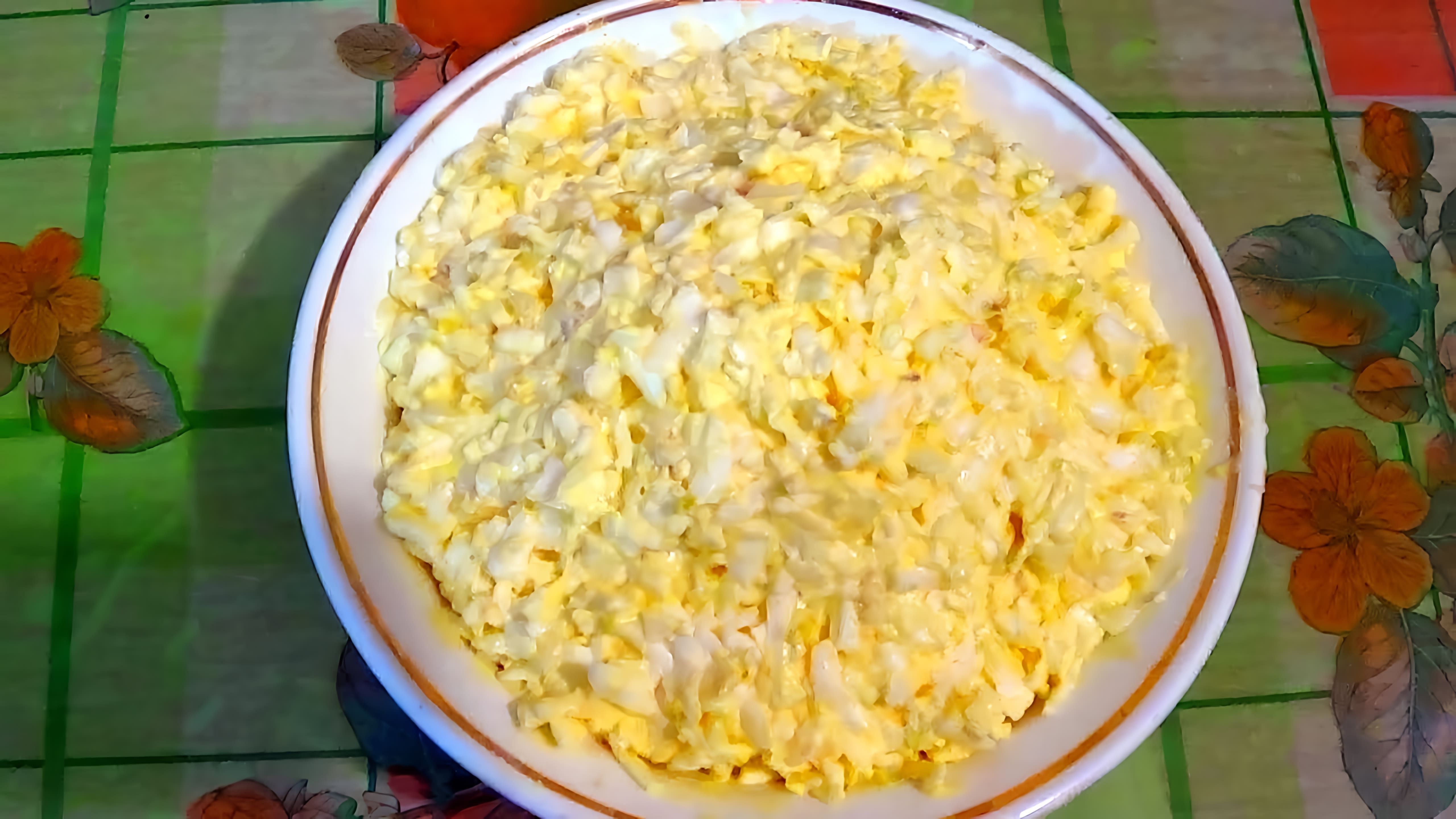 В этом видео демонстрируется процесс приготовления салата с плавленными сырками, яйцами и чесноком